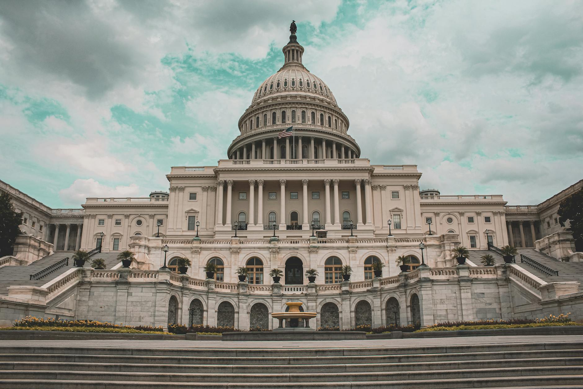 Senatul SUA respinge limitarea războiului, Iranul cedează pe Ormuz