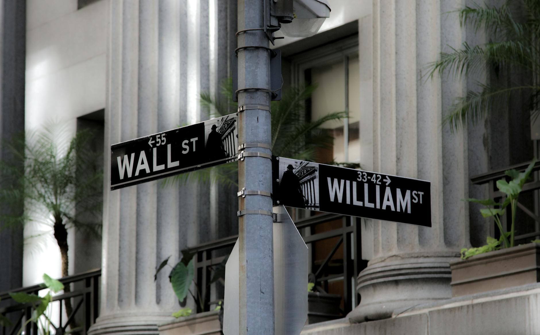 Wall Street sparge bariera de 7.000: S&P 500 recuperează pierderile din război