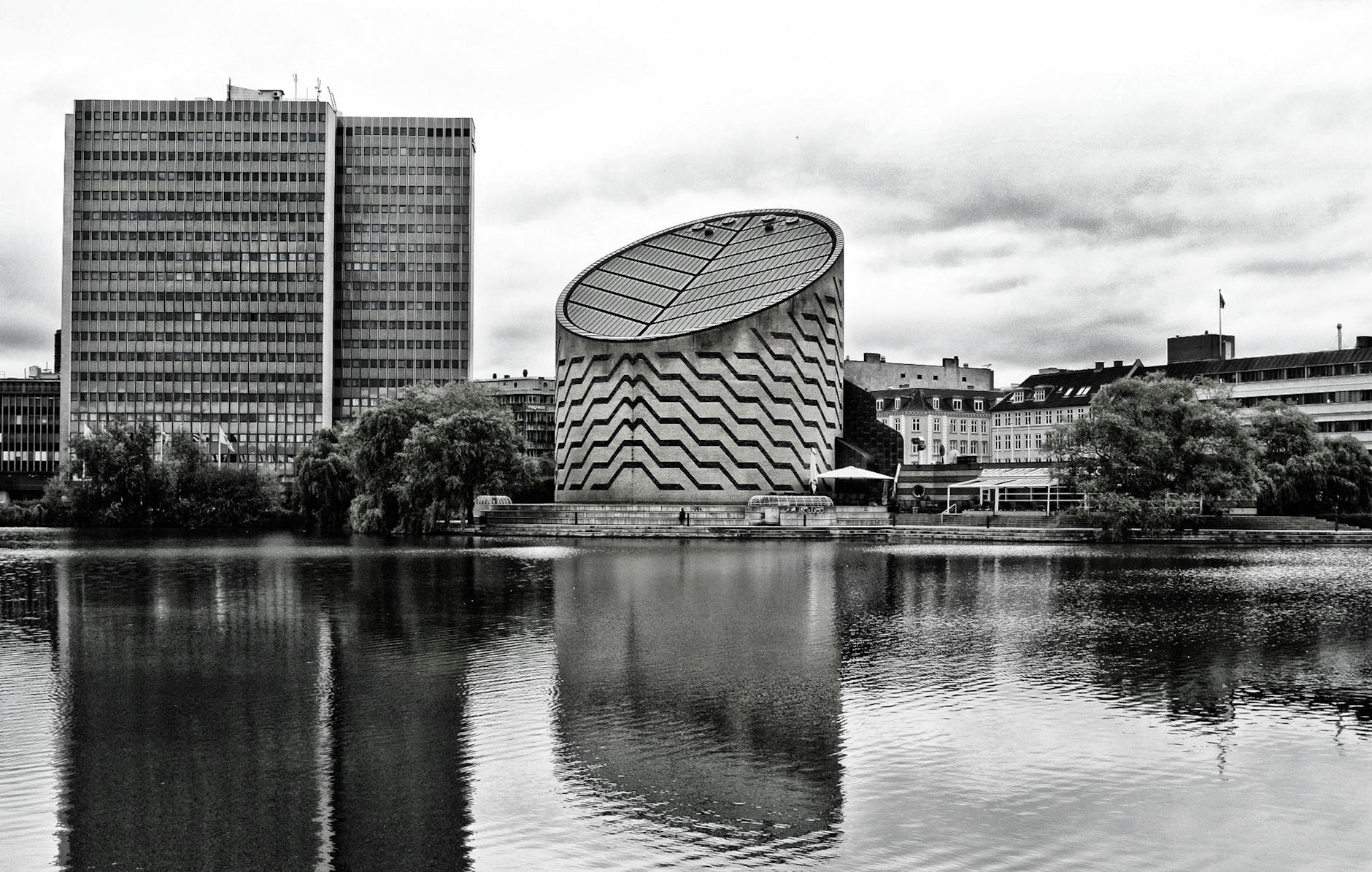 Norvegia va interzice social media sub 16 ani