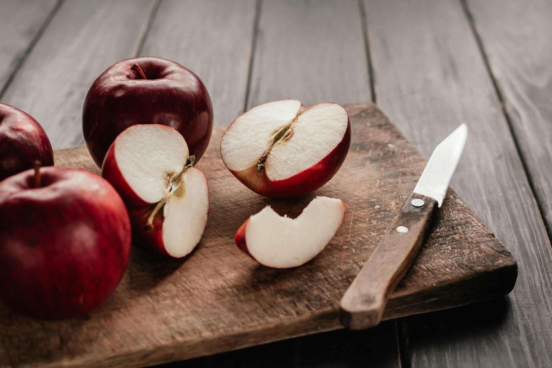 Apple: venituri record de 111 mld. $, Cook predă conducerea