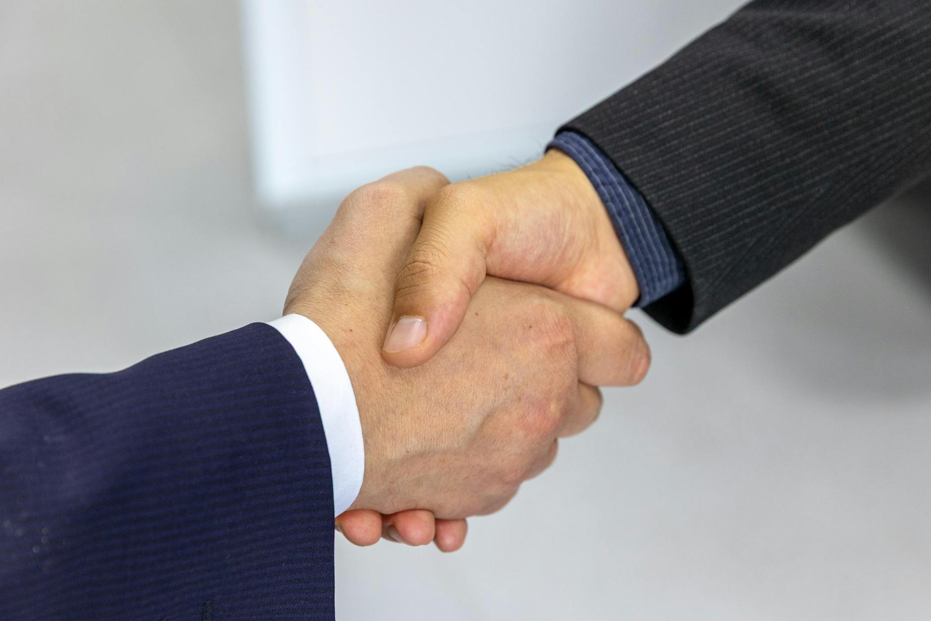 Pentagonul semnează contracte AI cu șapte giganți tech