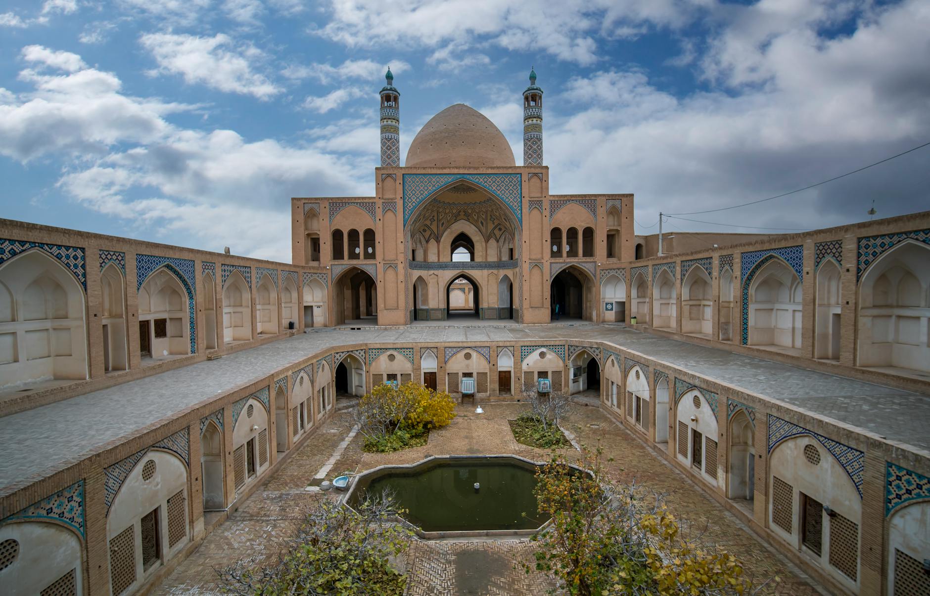 SUA și Iran schimbă focuri în Ormuz, armistițiul rezistă