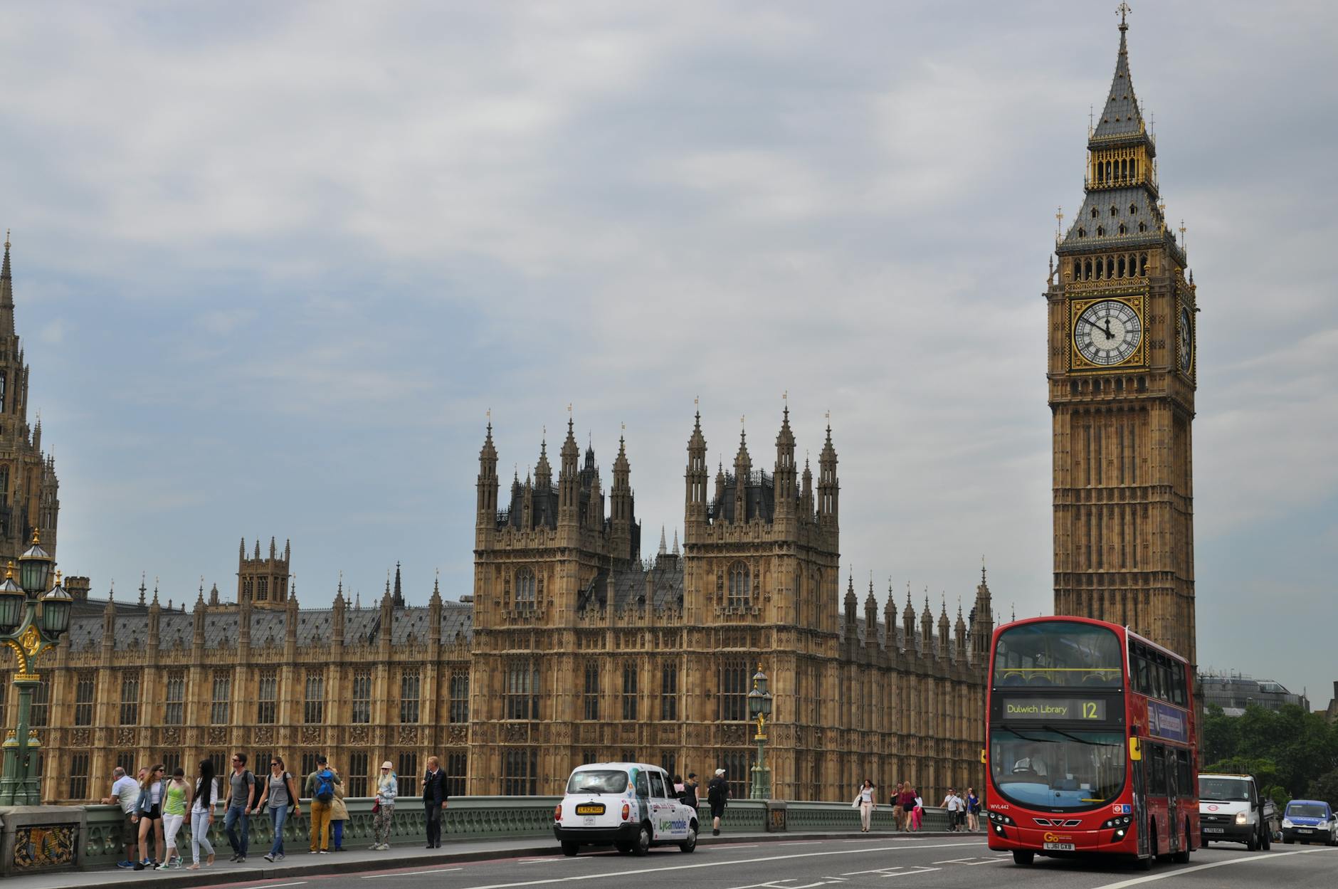 Londra, între două tabere: 80.000 la proteste rivale