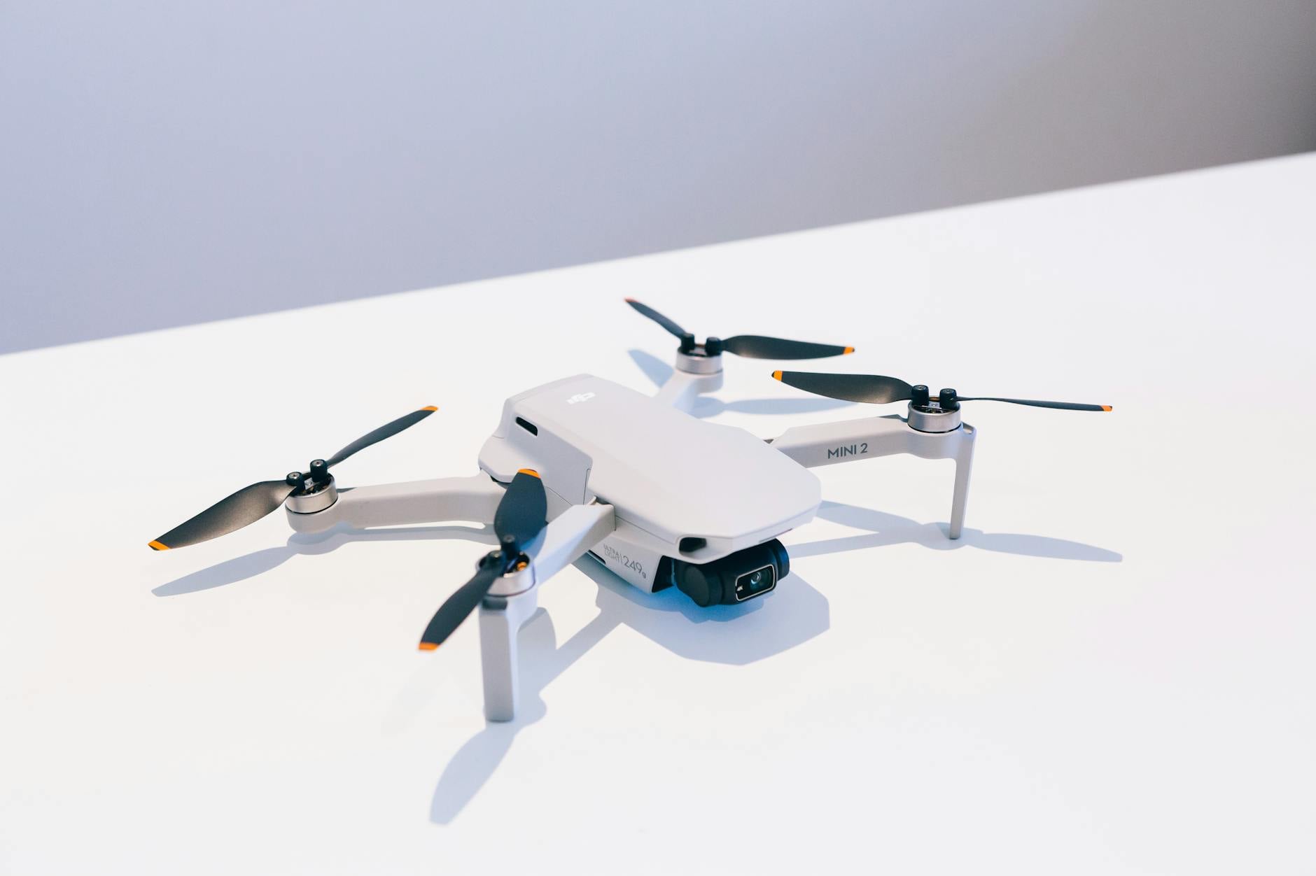 Drone ucrainene lovesc Moscova: 3 morți și terminal în flăcări