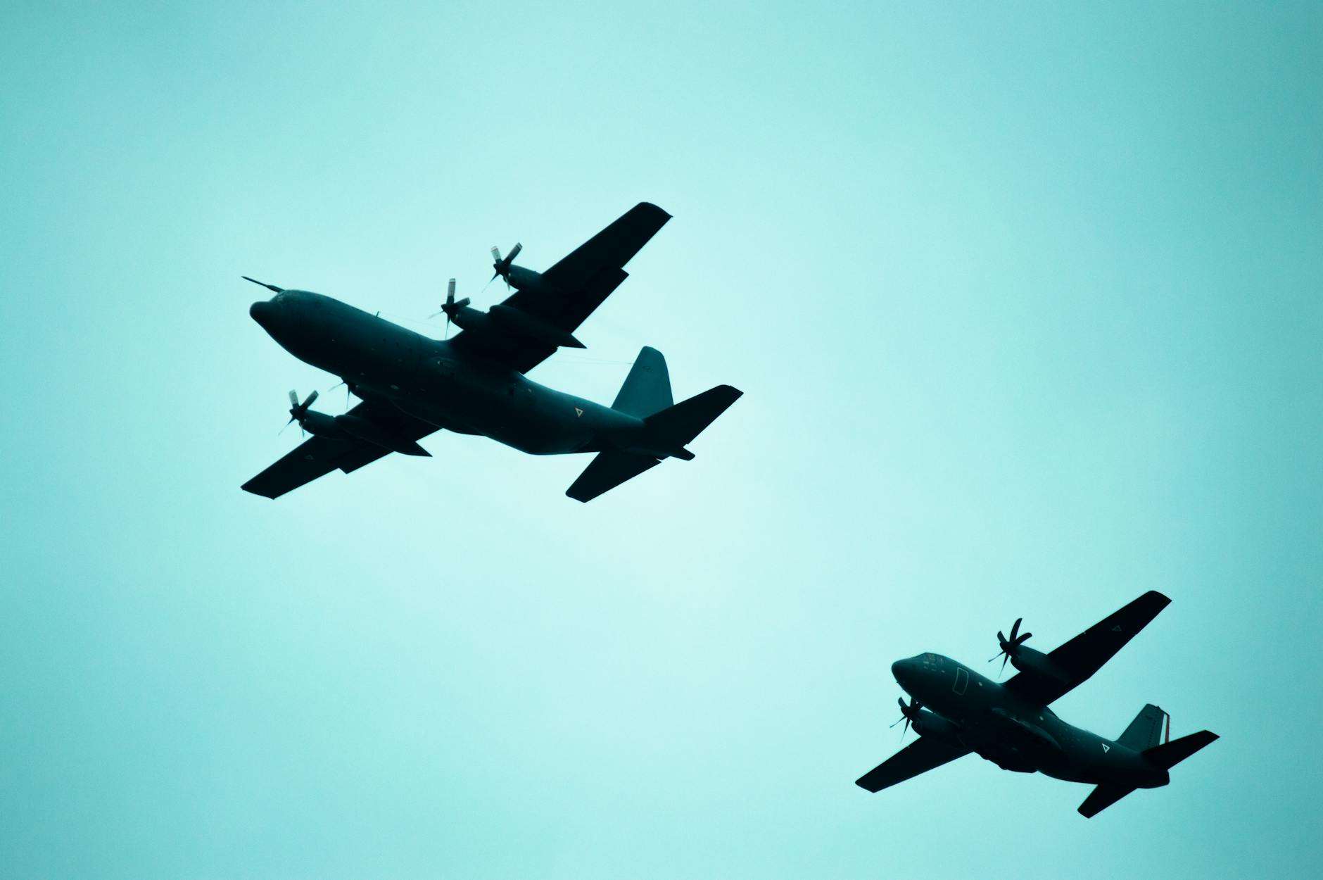 Două avioane militare americane s-au ciocnit în zbor la un show aerian