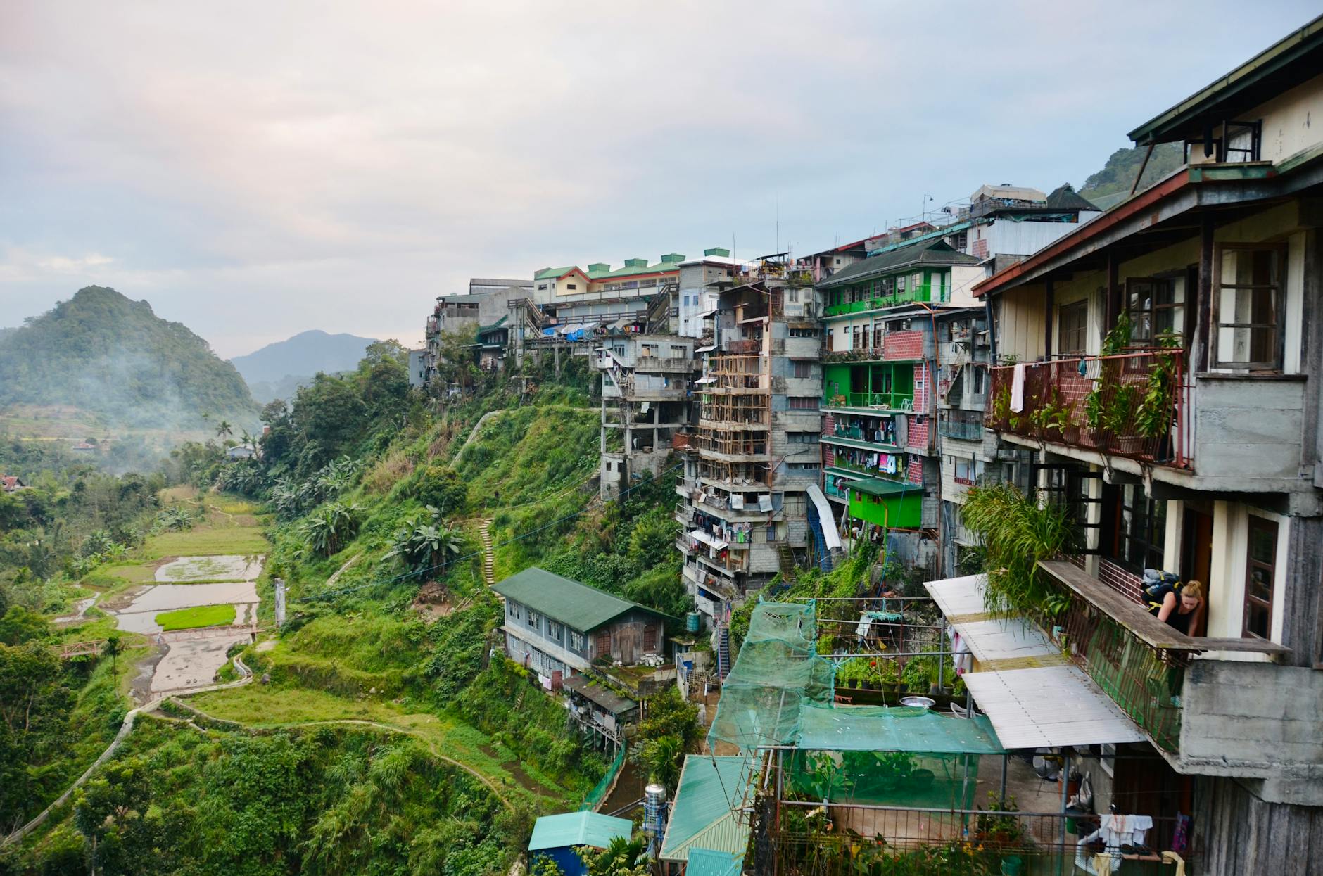 Filipine: bloc de 9 etaje prăbușit, 19 dispăruți