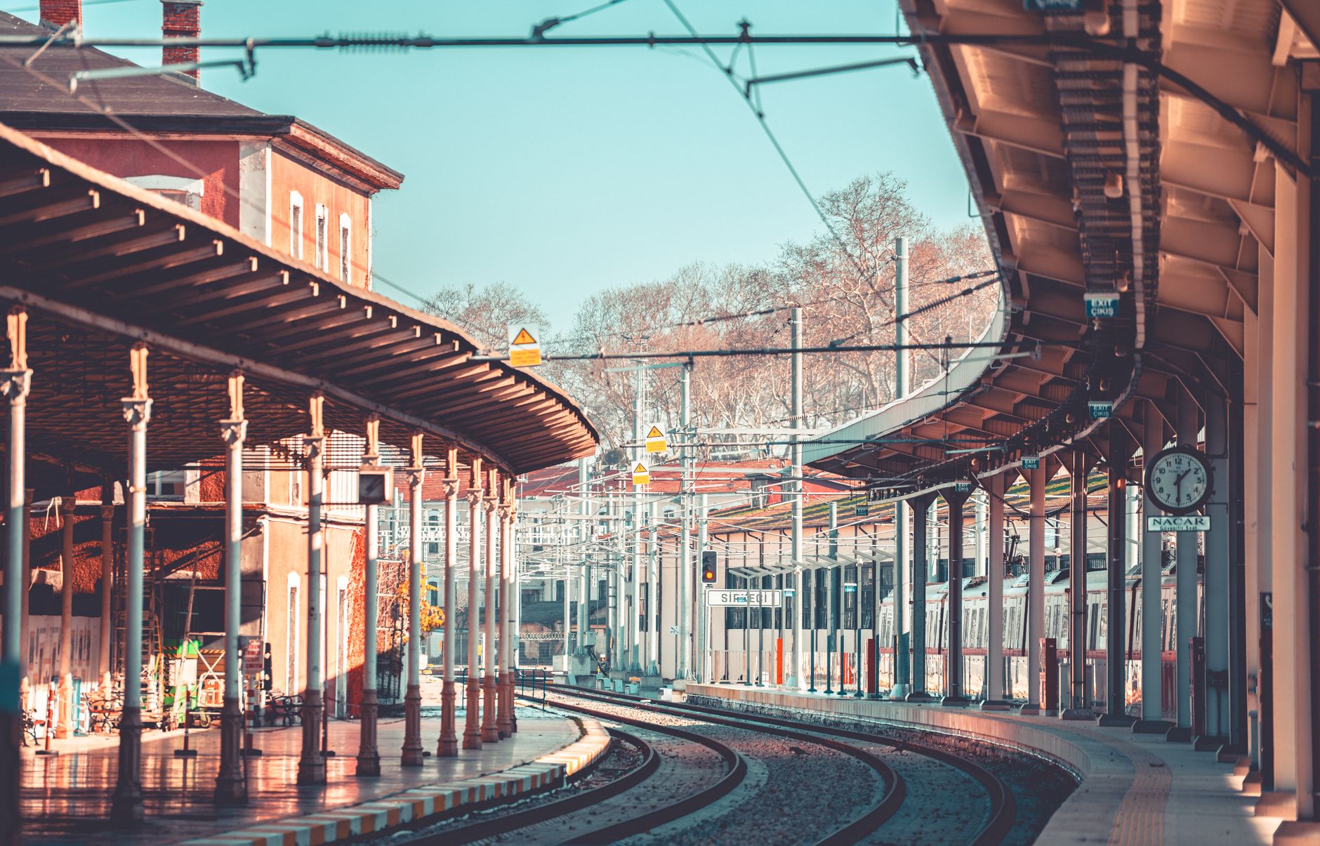 Belgia: tren lovește microbuz școlar, cel puțin trei morți