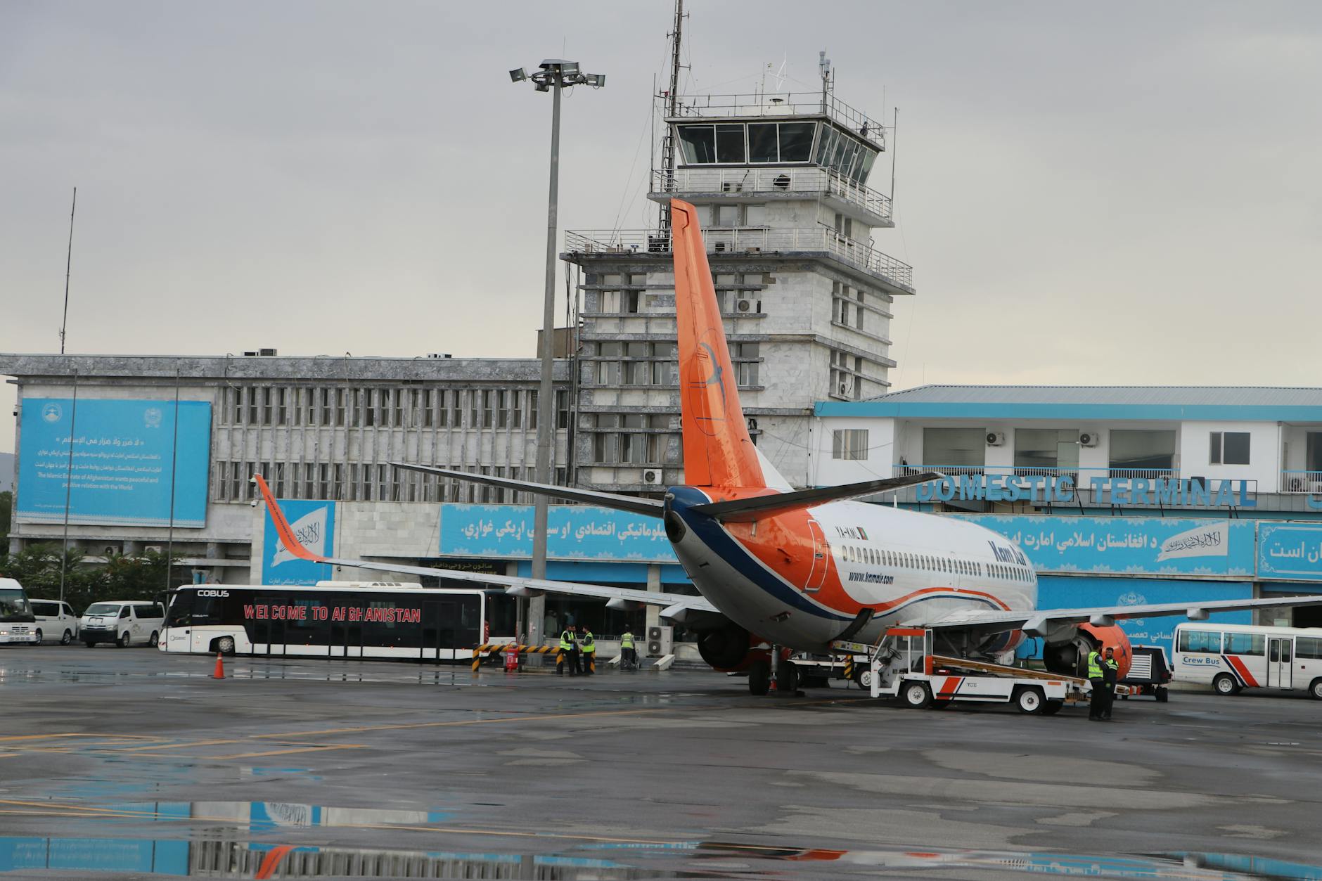 Iranul lovește aeroportul Kuweitului: un mort, 63 de răniți