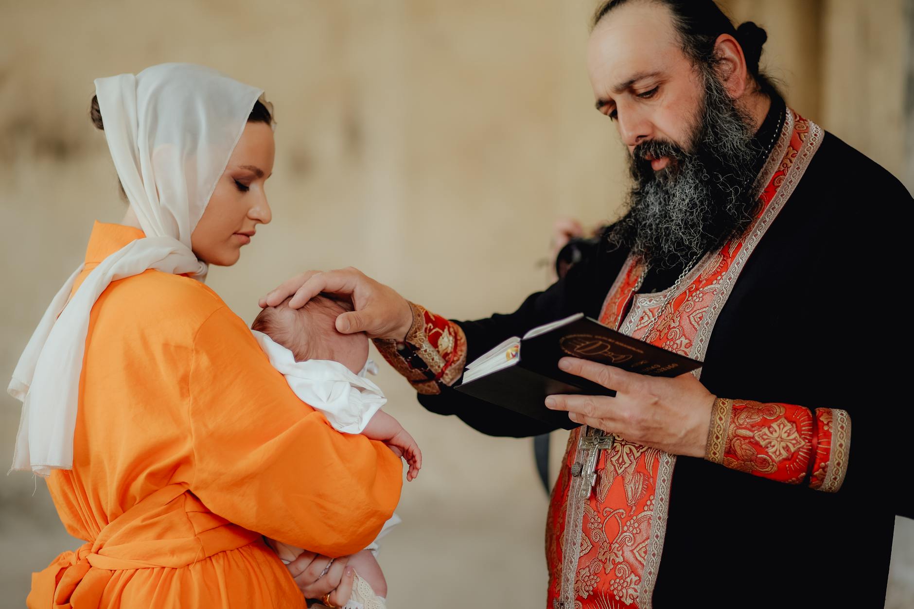 Fostul preot Pomohaci, reținut pentru viol asupra unui minor