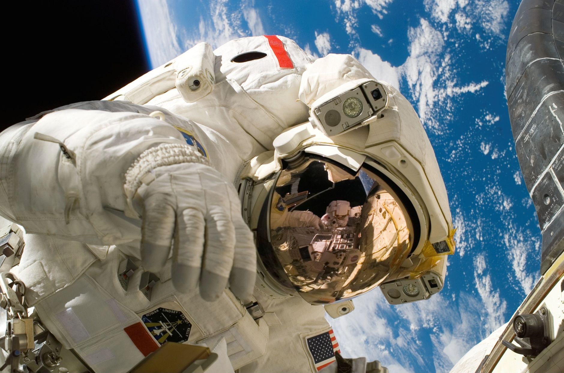Alertă pe ISS: astronauți adăpostiți în SpaceX Dragon