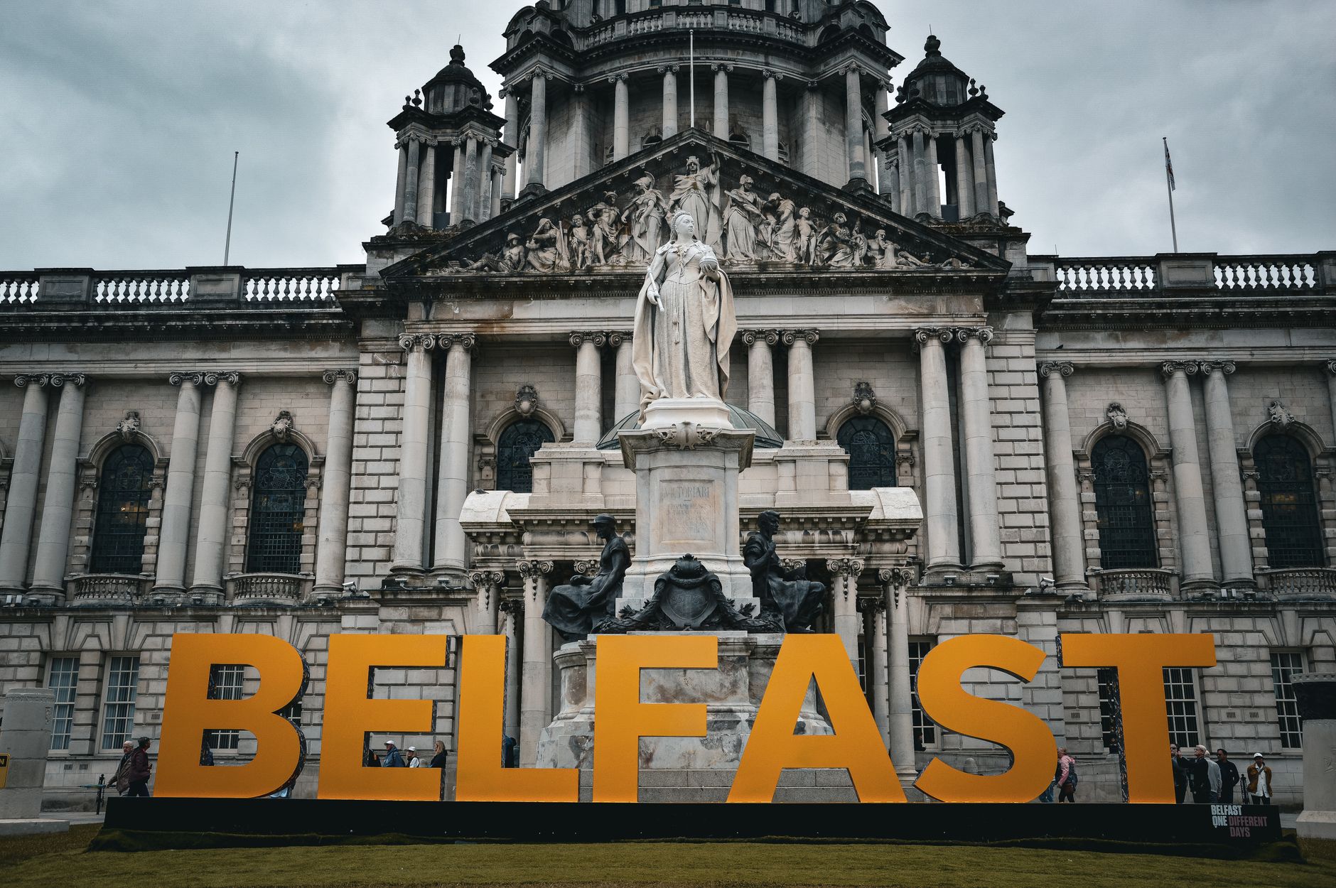 Belfast: trei familii de români evacuate după violențe