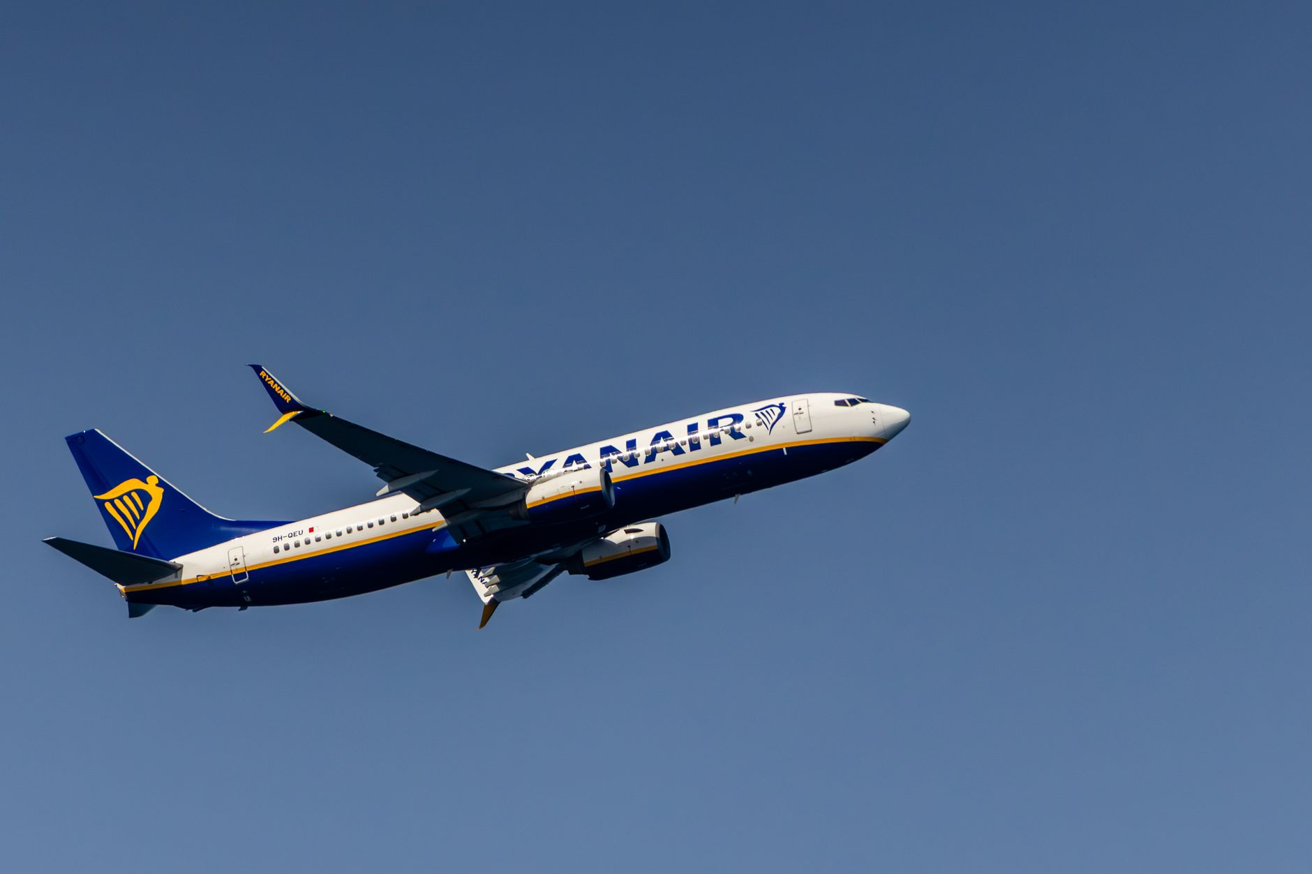Ryanair, anchetată pentru taxa impusă părinților