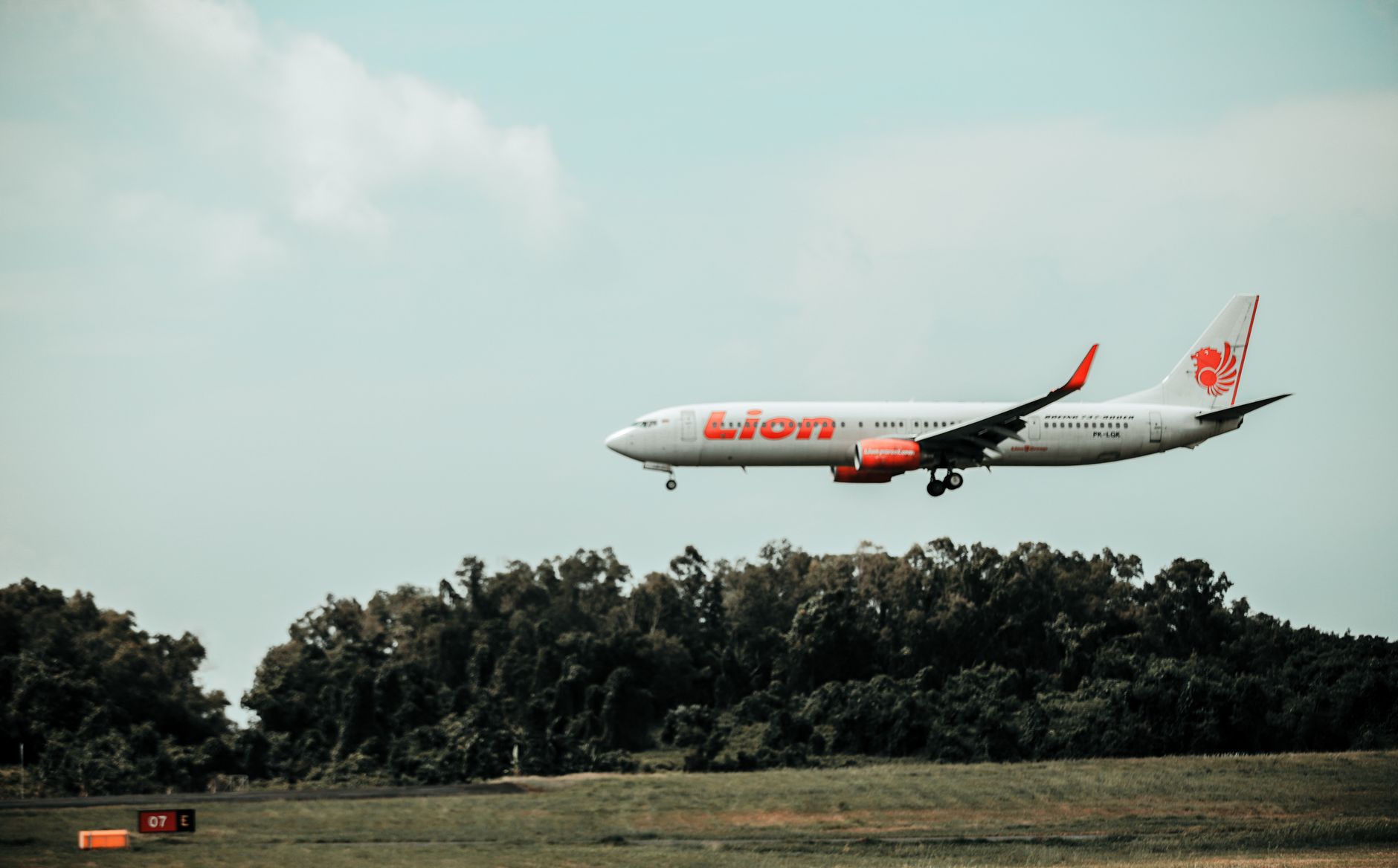 Avionul papei Leon, blocat la Tenerife: regele intervine