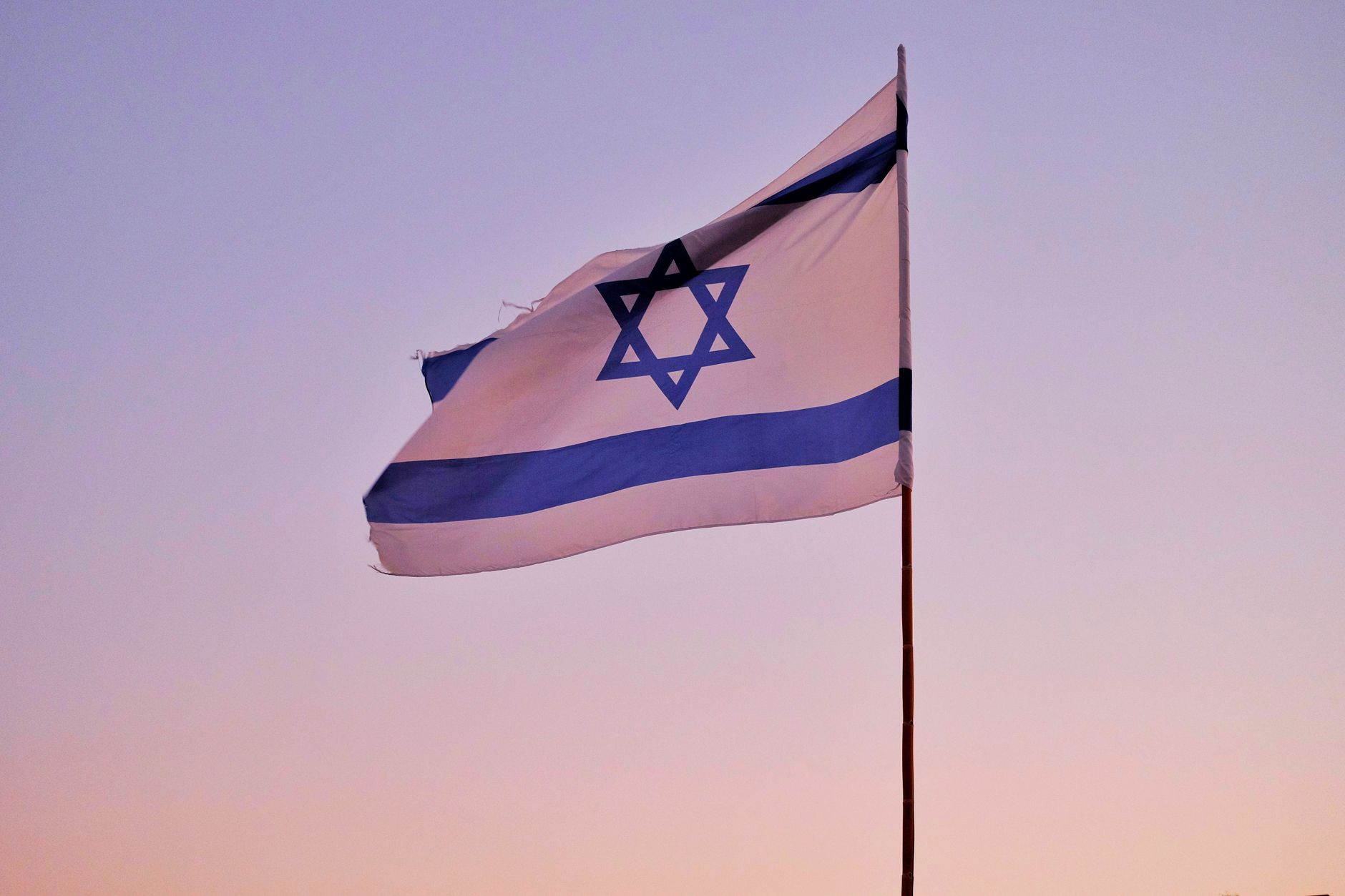 Israel bombardează Libanul pe fondul negocierilor SUA-Iran