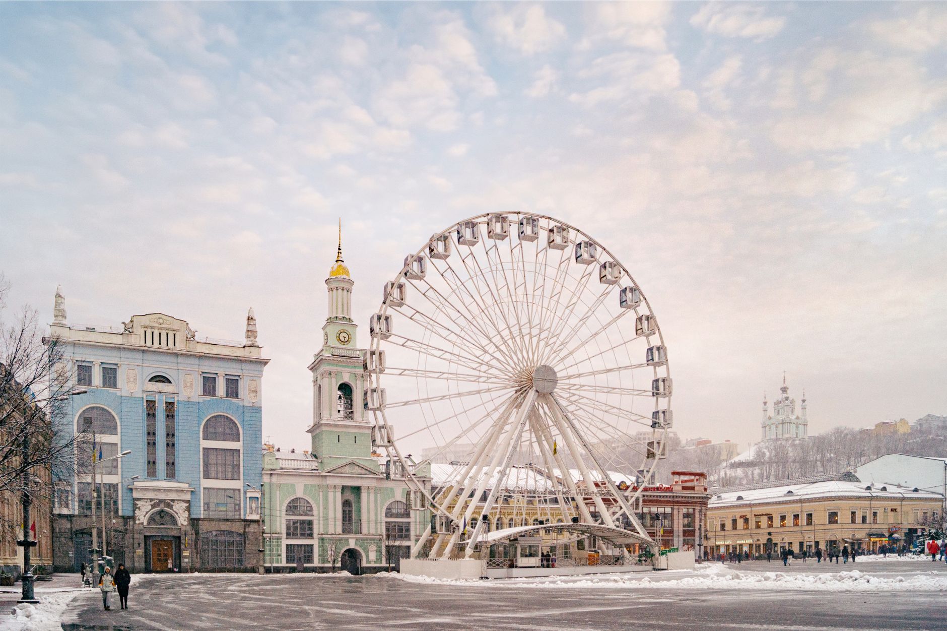Rusia lovește Kyiv: 1 mort, hotel și blocuri în flăcări