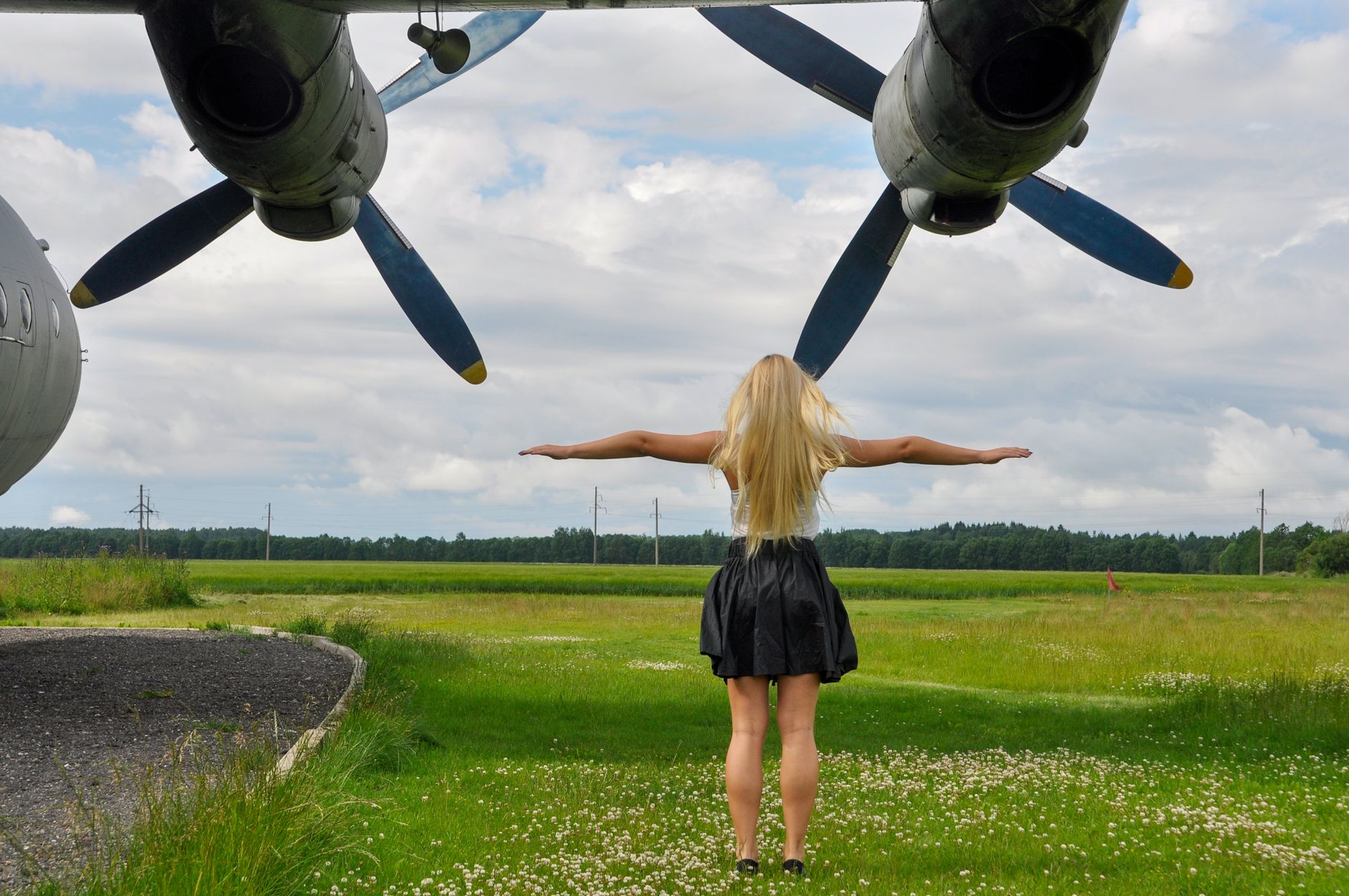 Ucraina lovește aerodromul din Crimeea și poduri în Donețk
