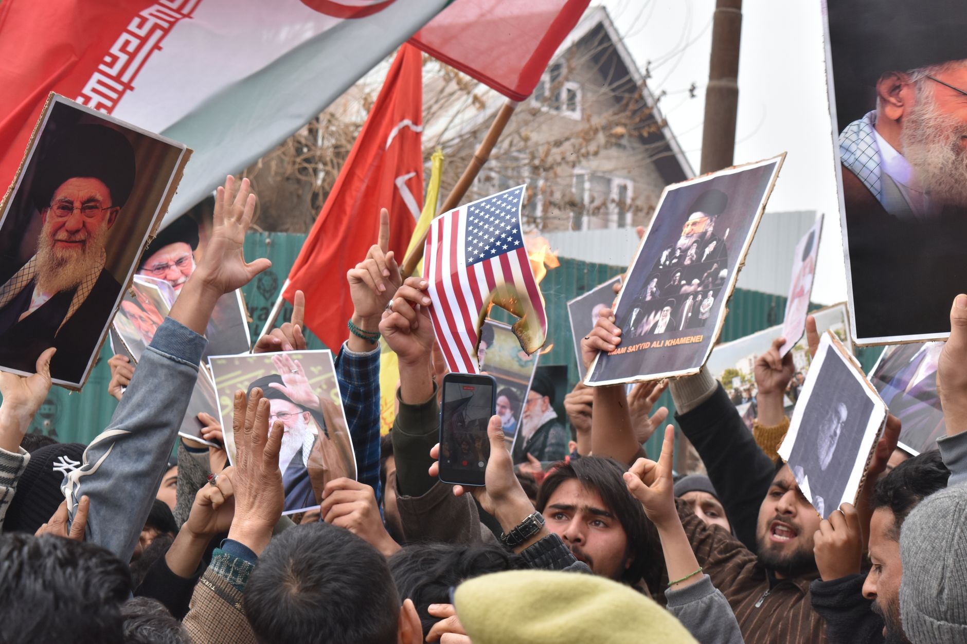 Milioane la procesiunea Khamenei; Trump: „Credeam că-l urau”