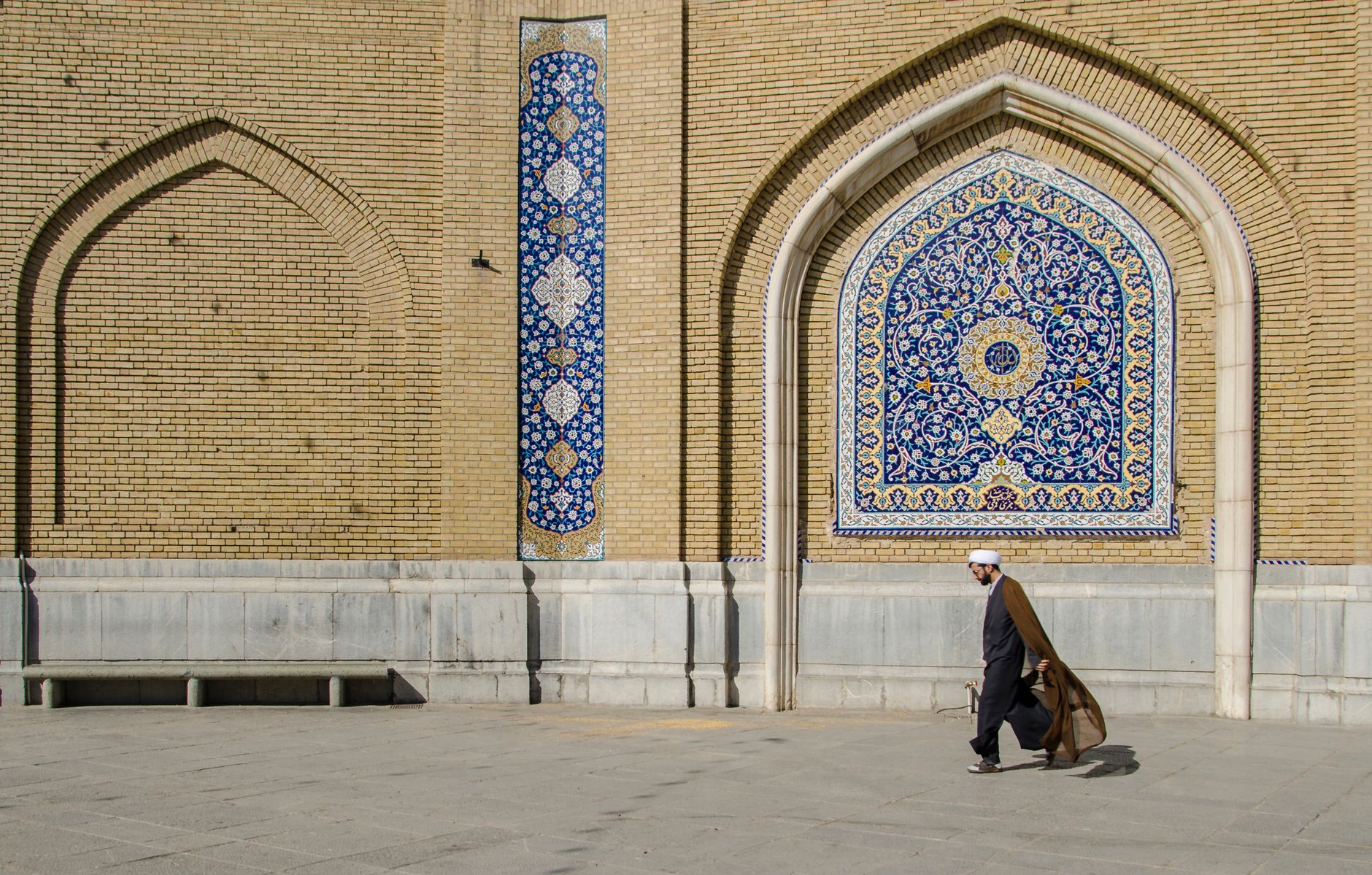 Iran înmormântează Khamenei; SUA lovesc 90 de ținte