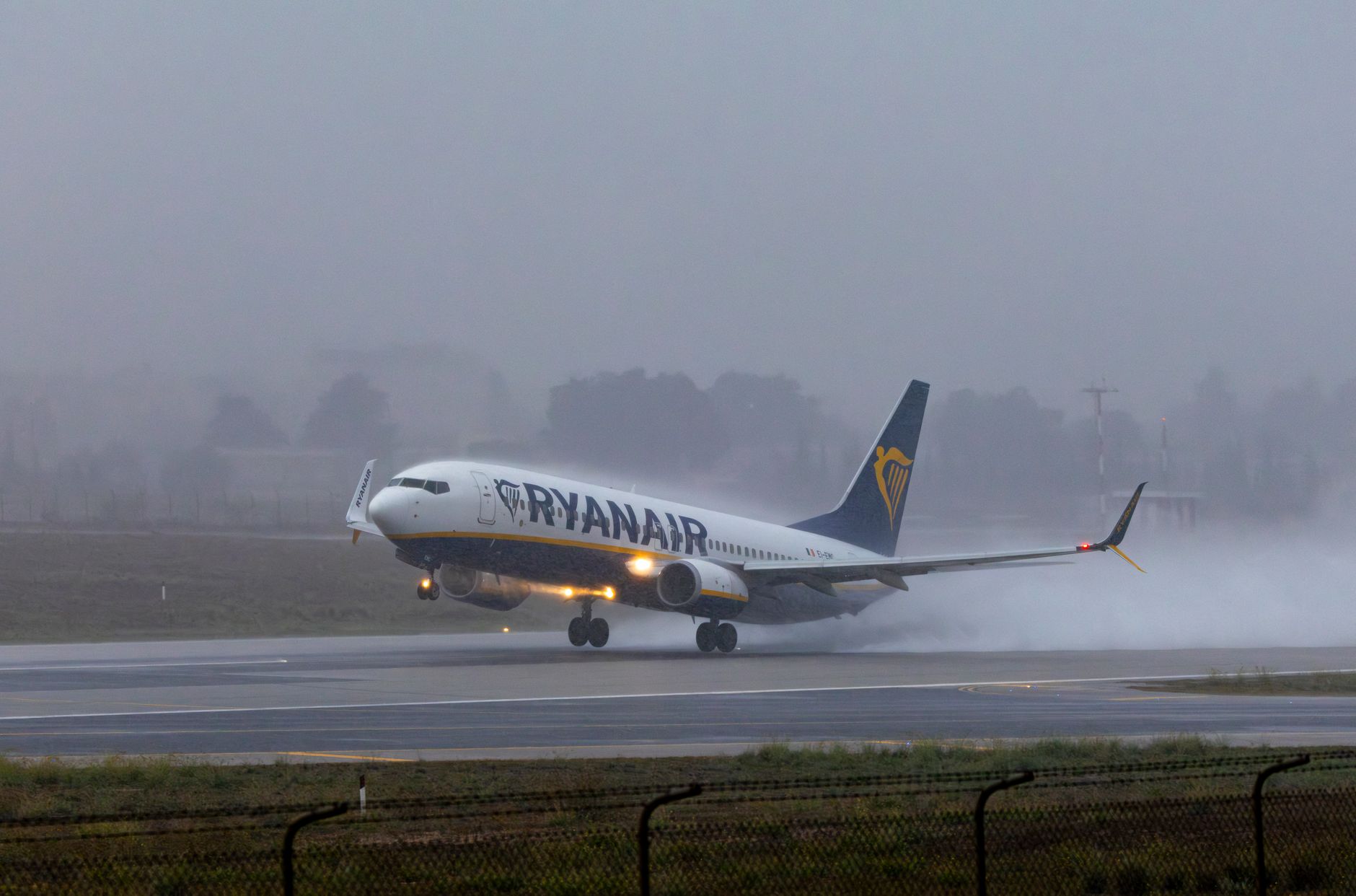 Ryanair: geam spart în zbor, pasager aspirat spre exterior