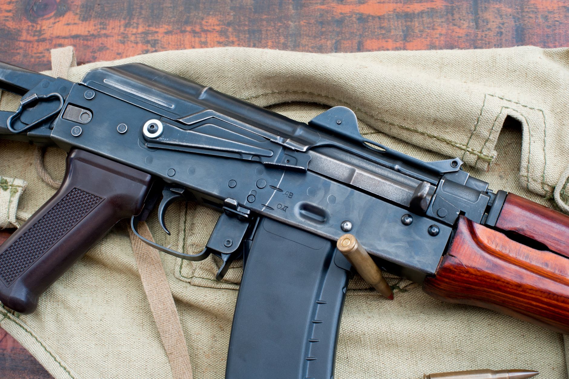 Kalashnikov şi Beretta găsite lângă sinagogă la Sarcelles, Paris