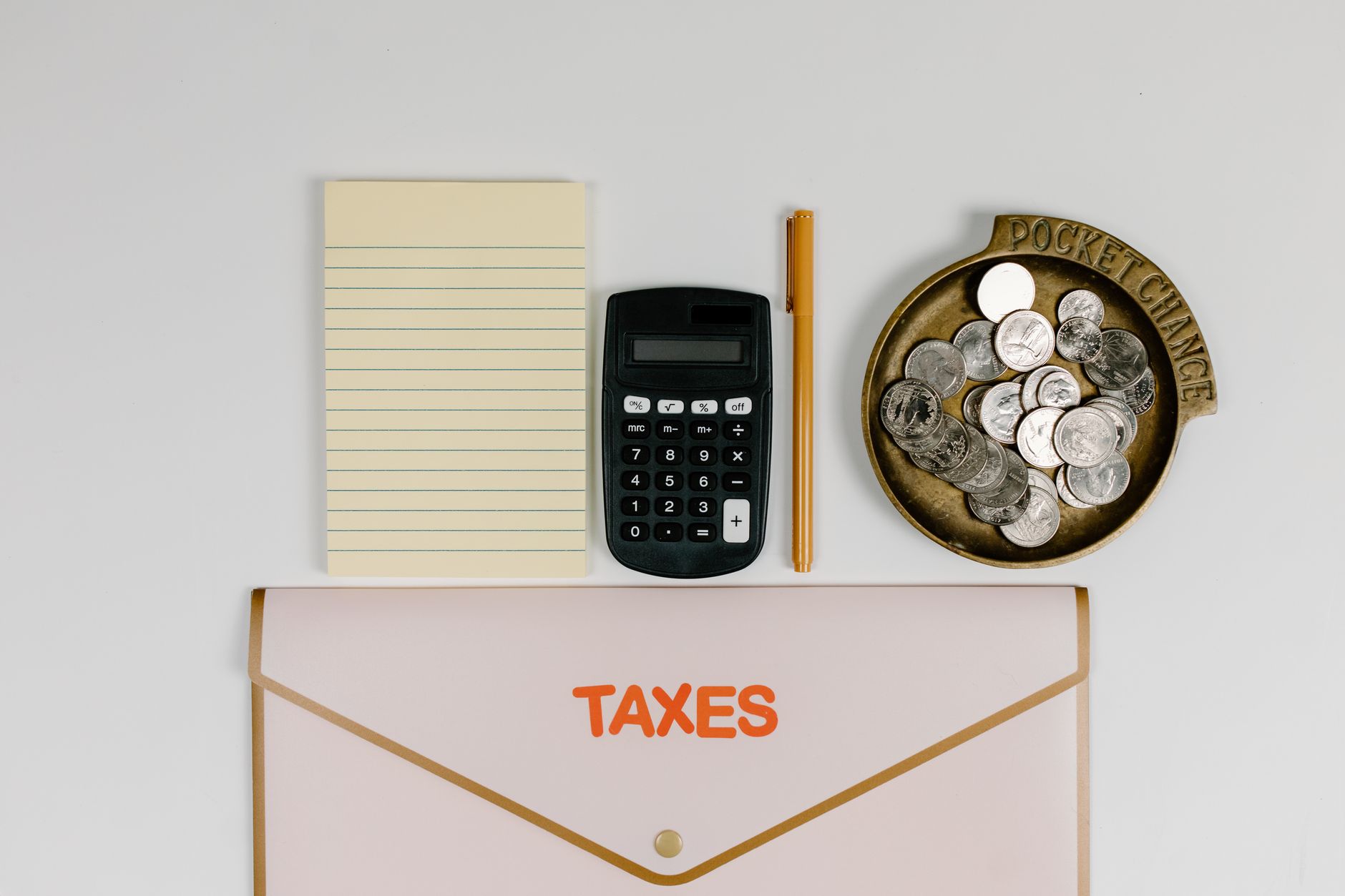 Românii din UK: taxe de şase ori mai mari decât beneficiile