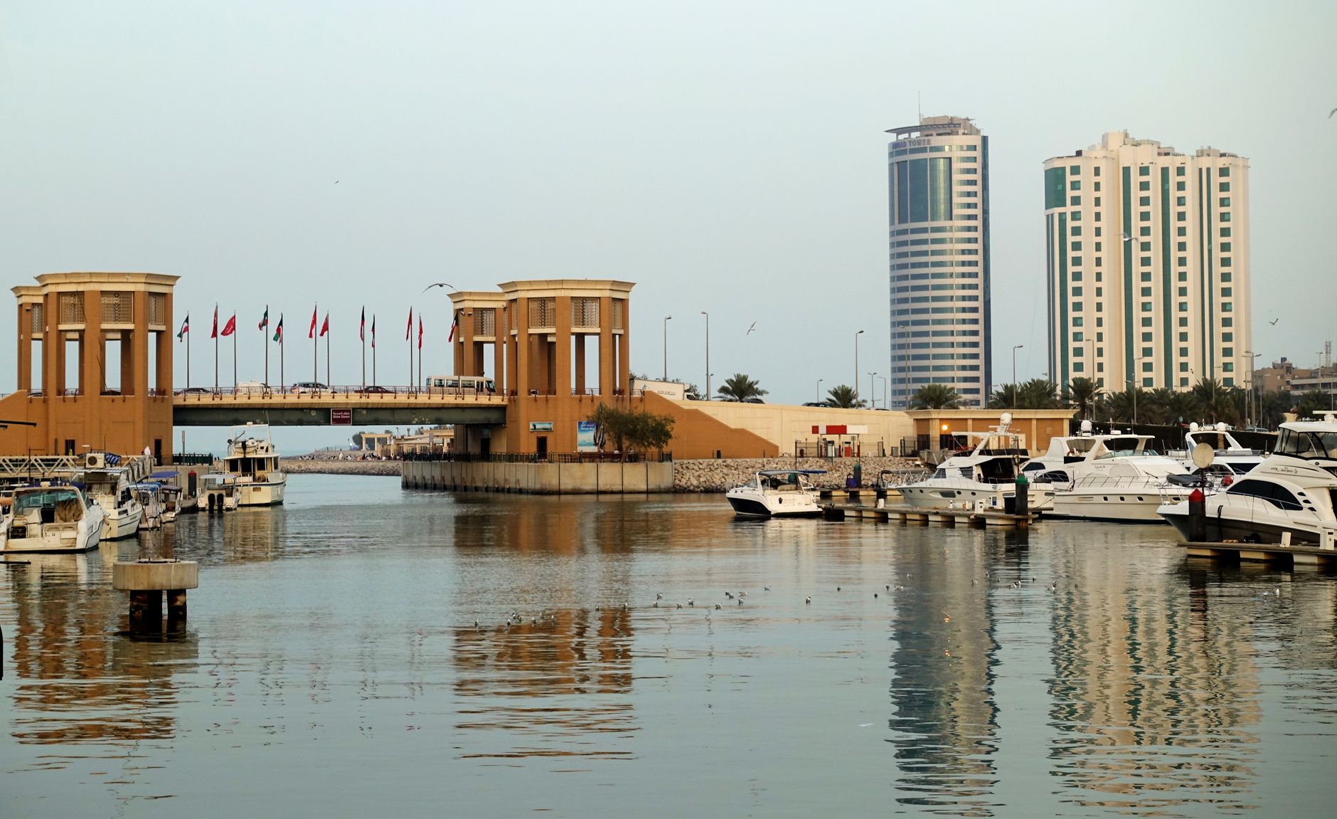 Iran atacă Bahrain, Kuwait şi Iordania; SUA lovesc Bushehr