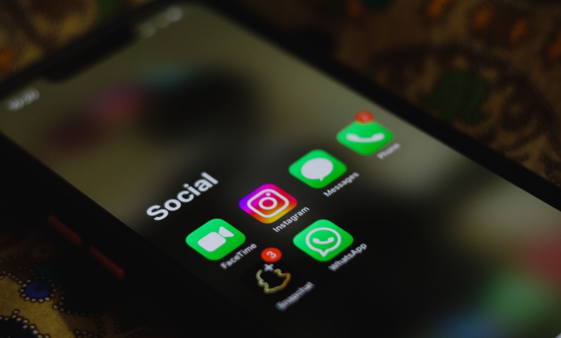 UK interzice social media sub 16 ani; pauză noapte la 16-17