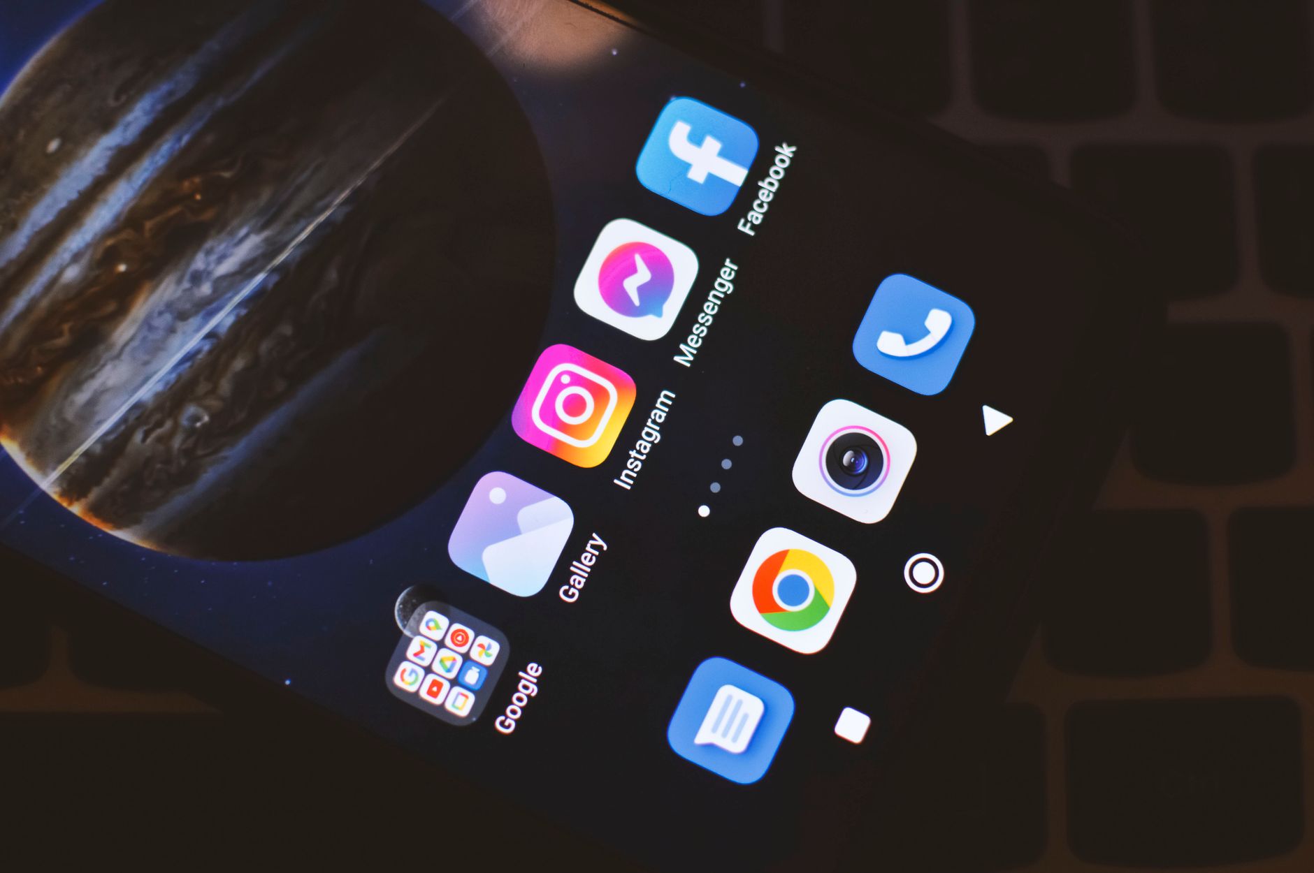 Facebook și Instagram au picat: pană globală duminică