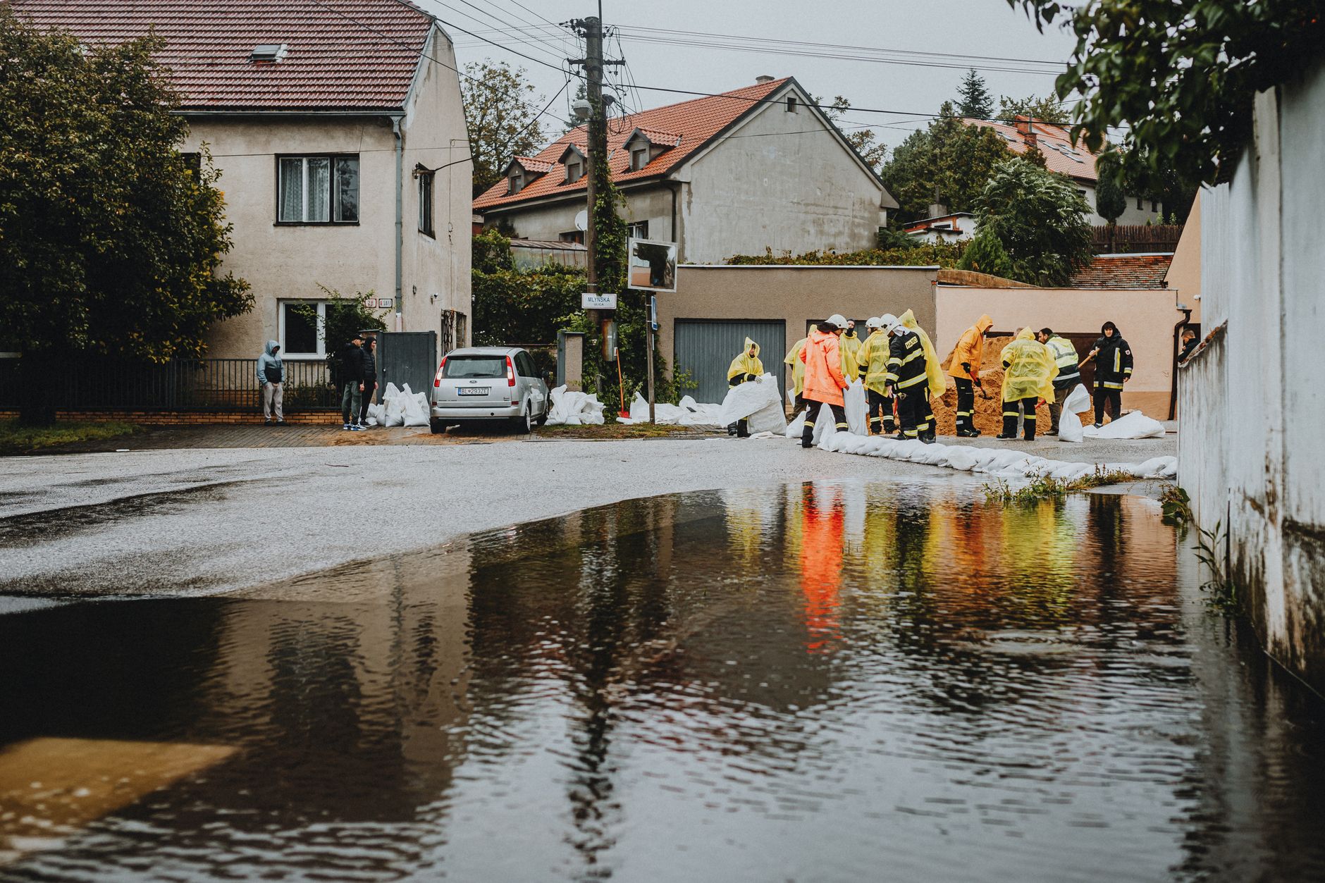 300.000 evacuați în Franța și Spania; Macron laudă România