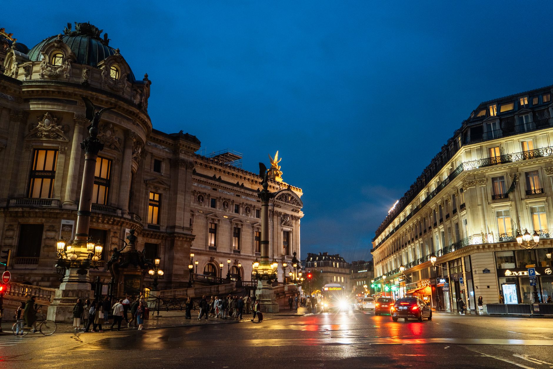 Atac cu cuțit la Paris: un polițist în zi liberă a reținut agresorul