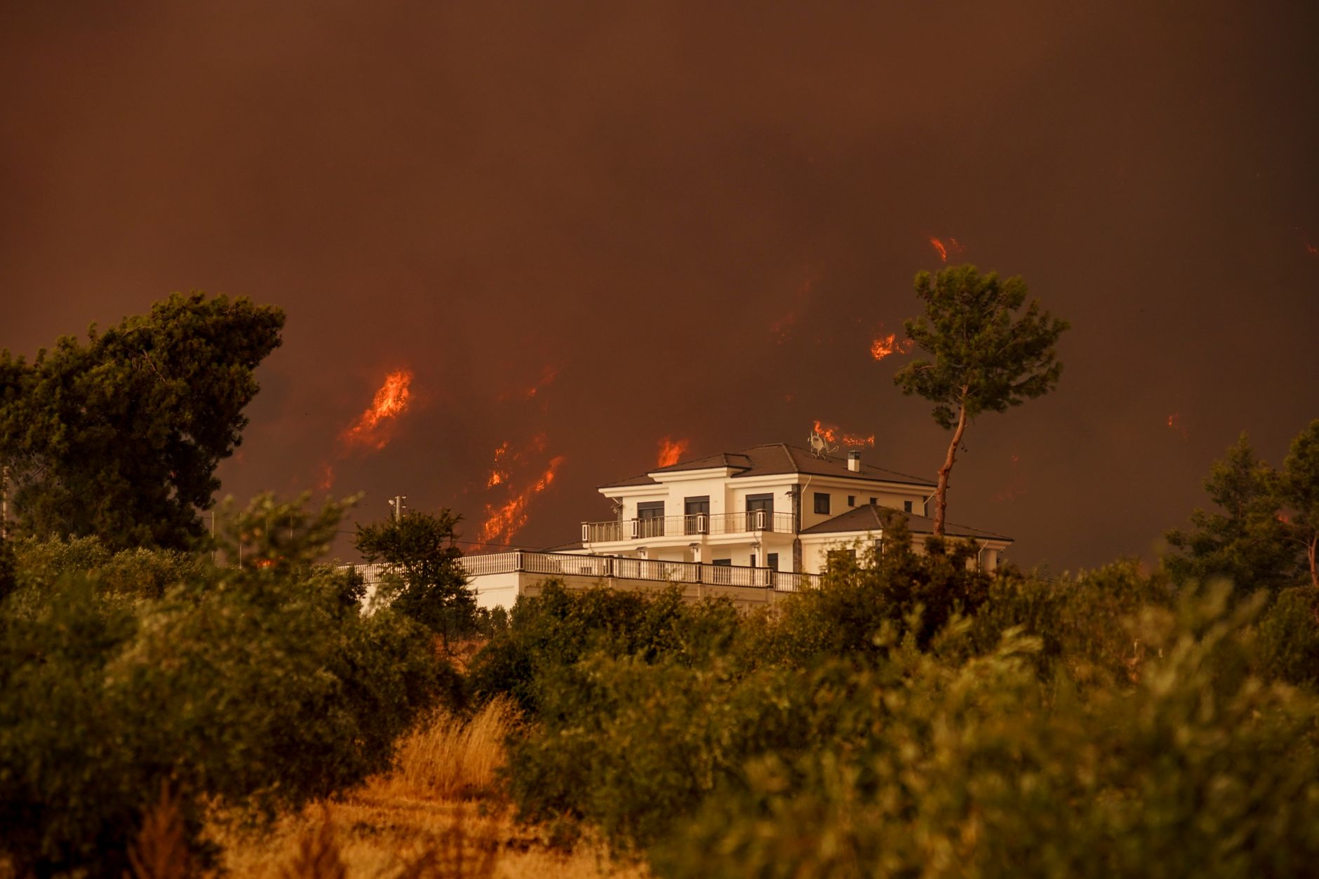 70 de incendii active în Grecia: Porto Germeno, evacuat cu bărcile