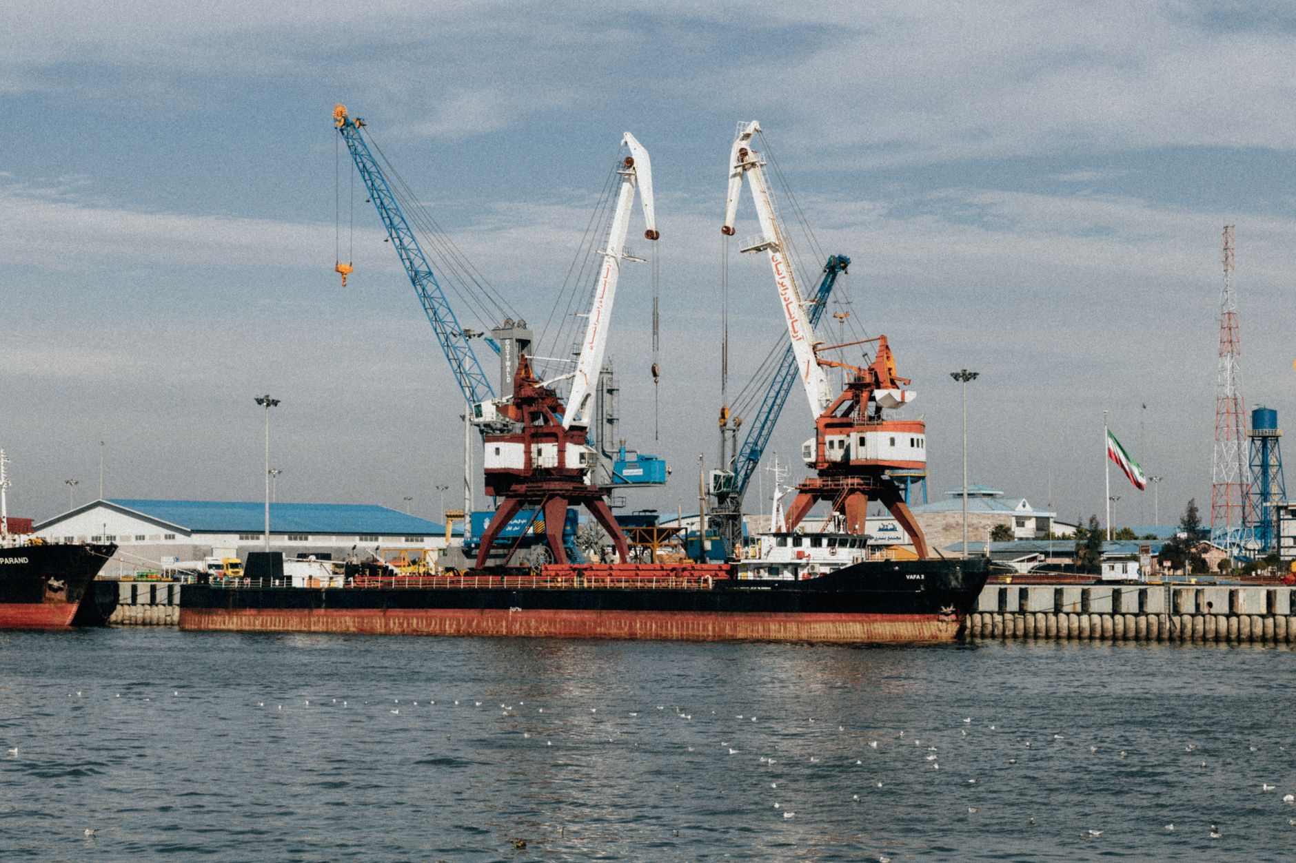 Iran avertizează Marina SUA; cargo lovit cu proiectil în Hormuz