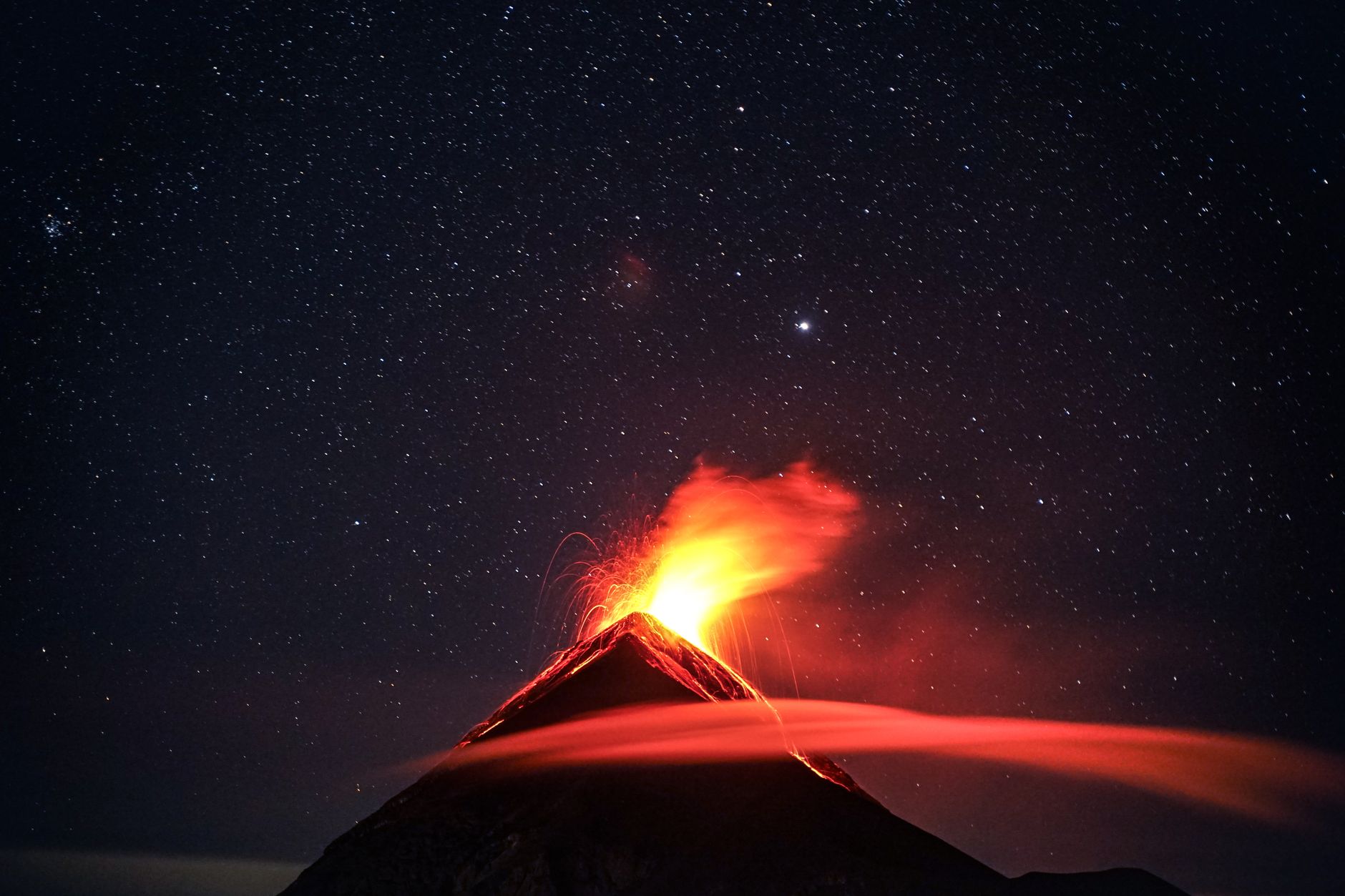 Vulcanul Fuego erupe: 350 evacuați în Guatemala, alertă portocalie