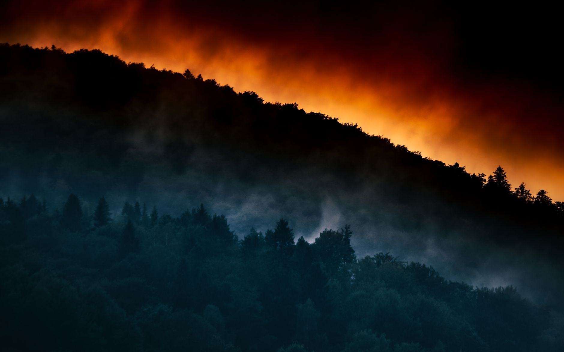Incendiul Bald Range scapă de sub control: 20.000 evacuați în BC