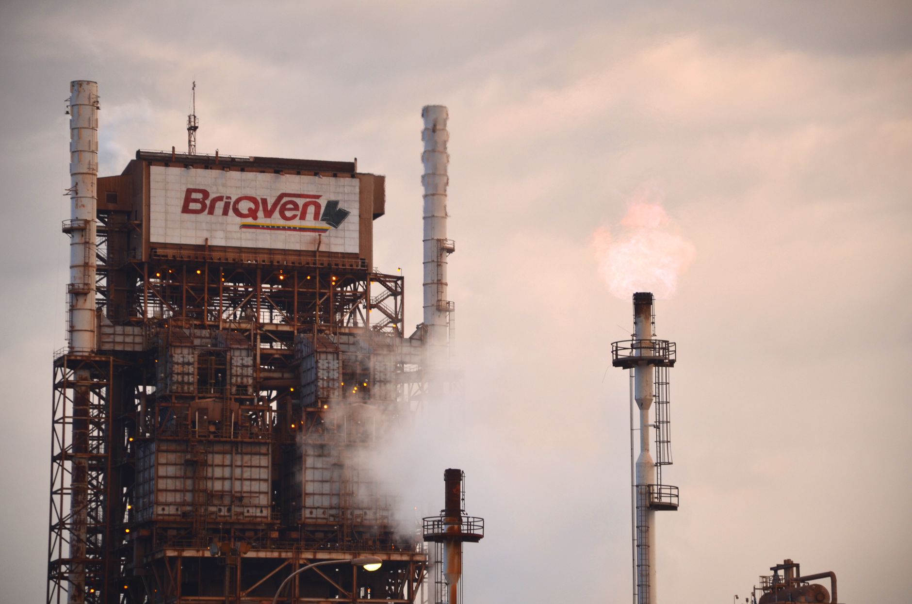 Houthi atacă rafinăria Aramco din Jazan: incendiu stins, fără victime
