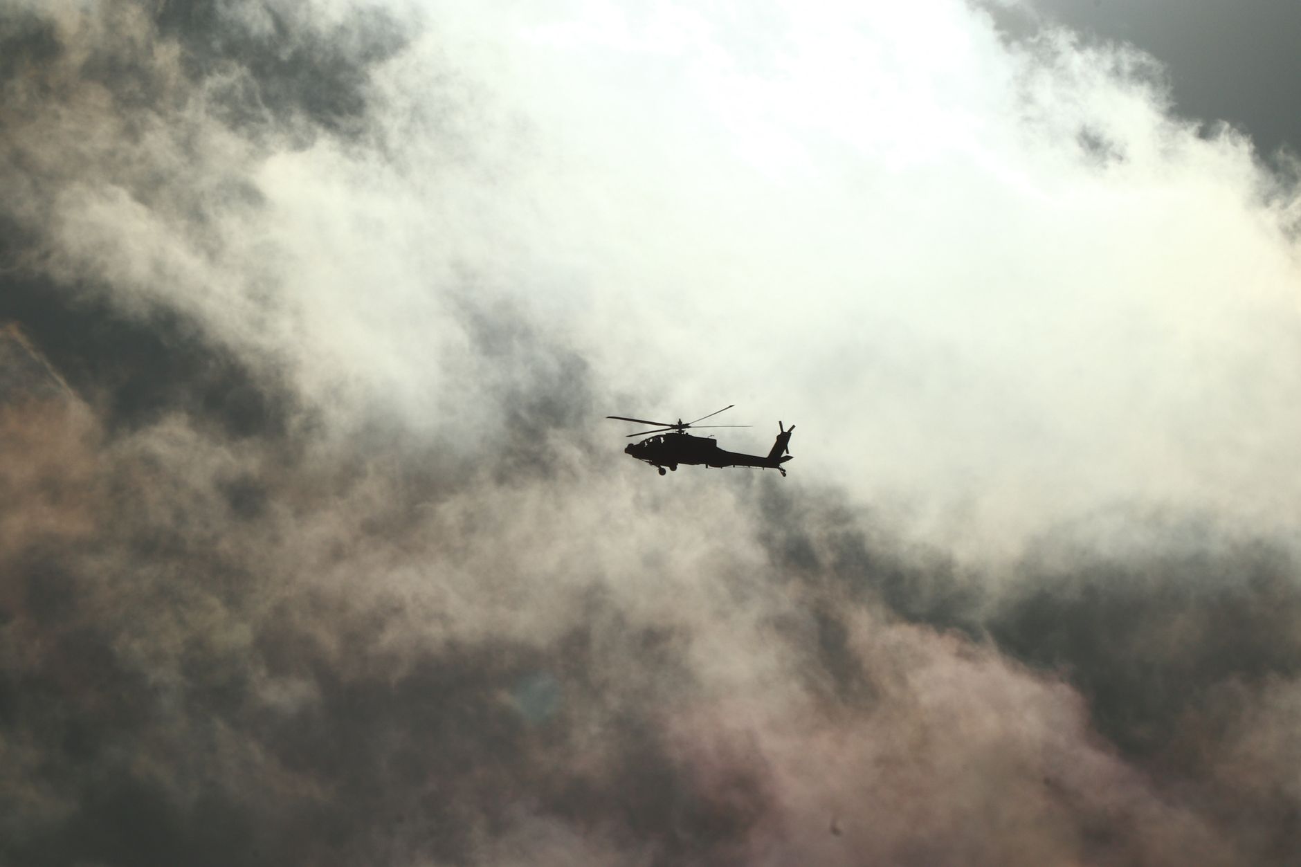 Apache AH-64 se prăbușește în Texas: doi piloți morți, incendiu