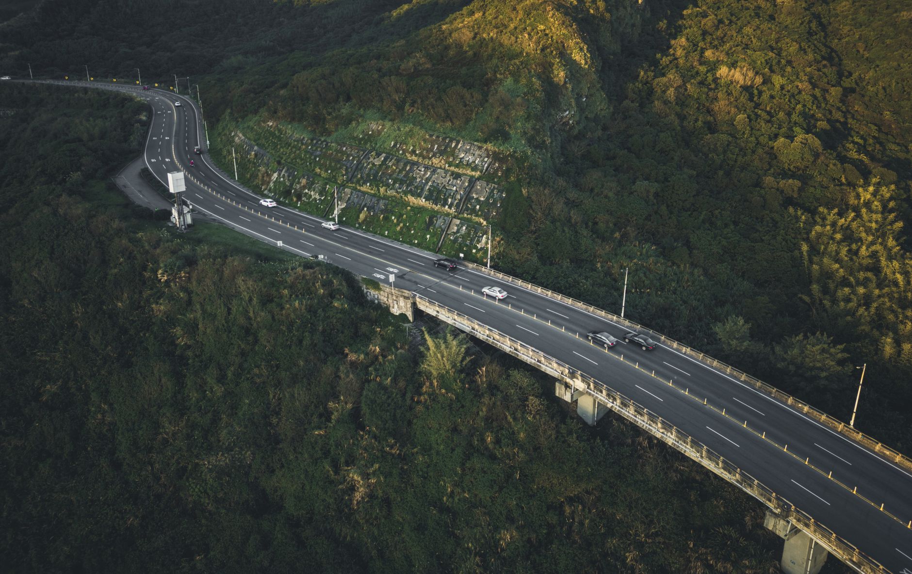 12 morți pe autostrada M3: autocarul polonez s-a răsturnat în Ungaria