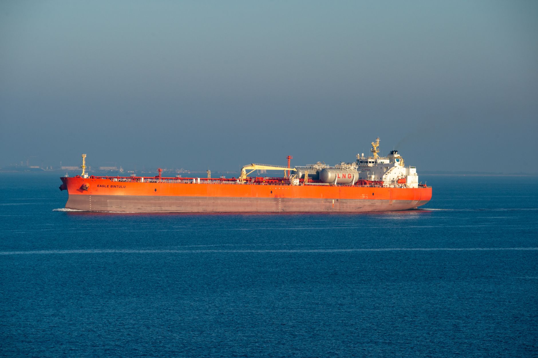 Navă atacată la Hormuz; Trump refuză extinderea acordului cu Iranul