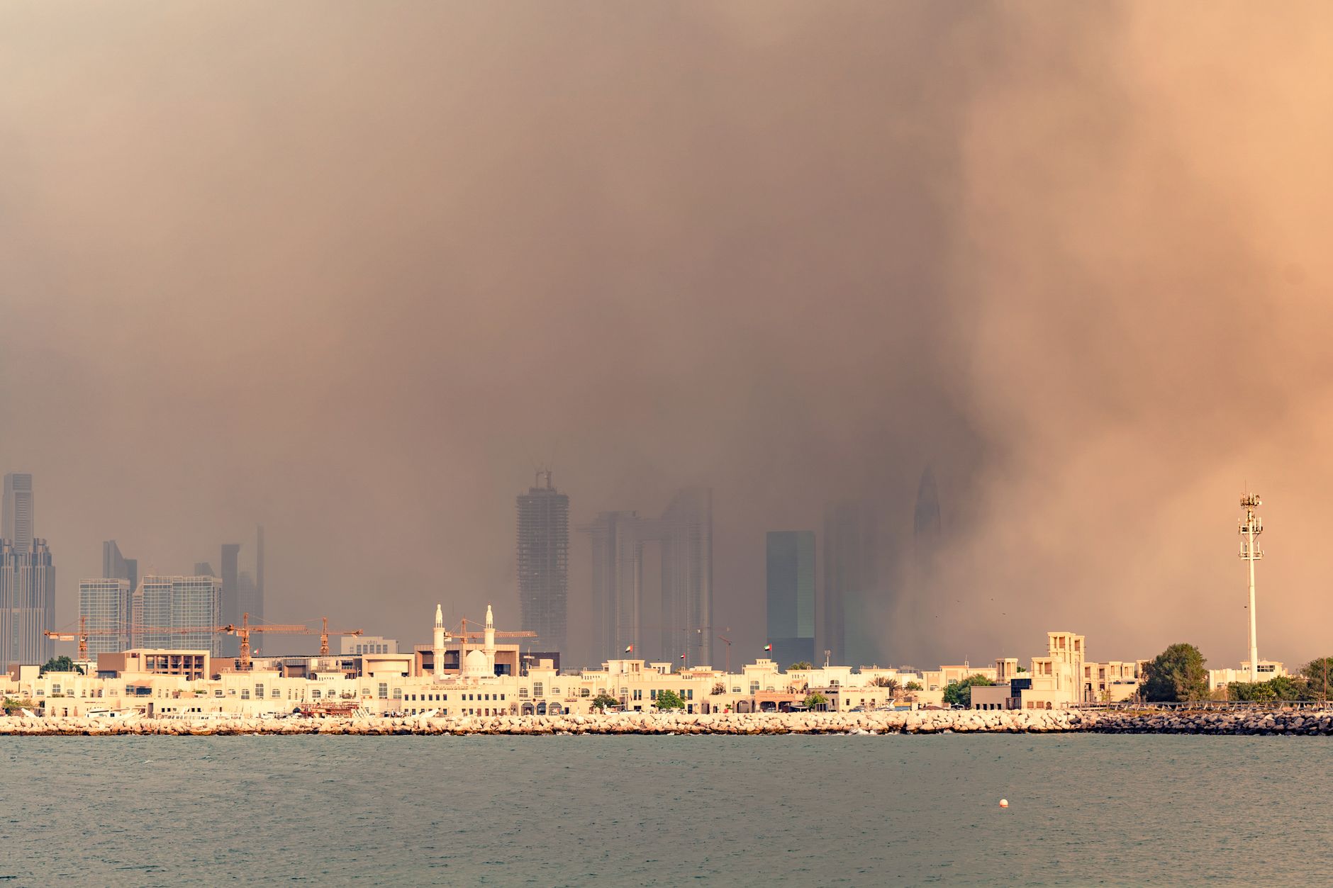 Iranul atacă UAE cu rachete balistice: Dubai impune embargo imediat