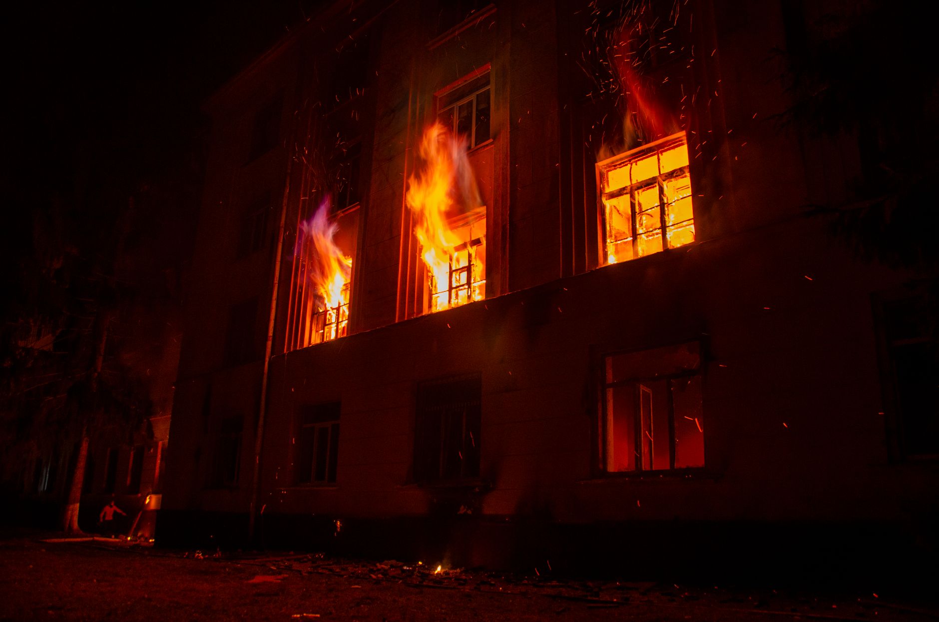 Incendiu de amploare lângă rafinăria Lukoil Ploiești; nu sunt victime