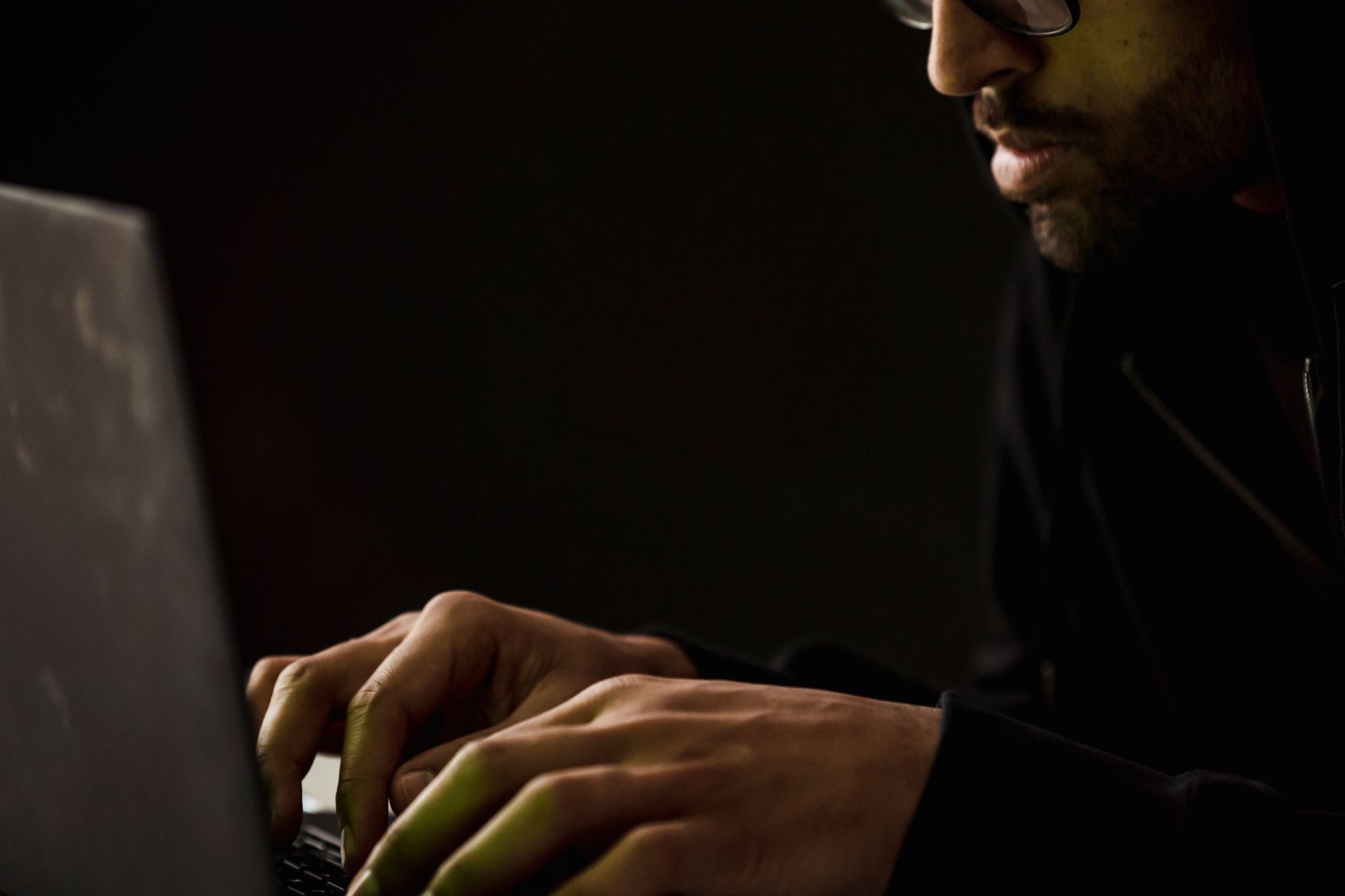 Hackeri iranieni au oprit o centrală electrică britanică: premieră