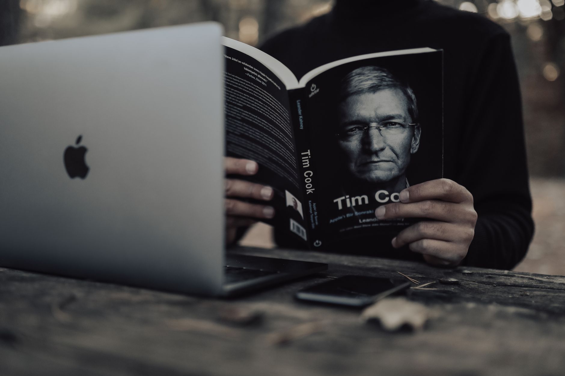 Tim Cook predă conducerea Apple după 15 ani: John Ternus devine CEO