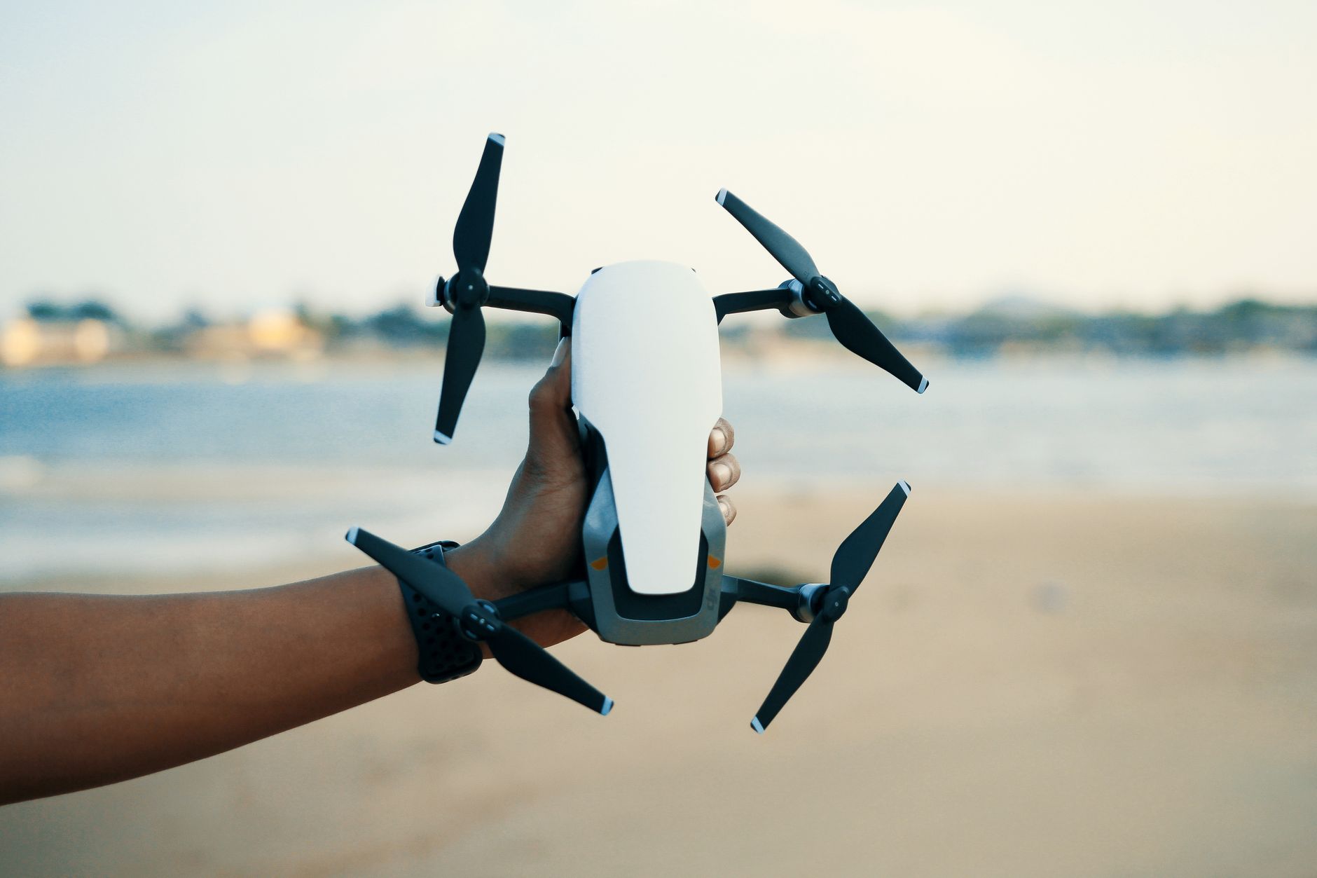 Drone ucrainene incendiază Sociul; Rusia atacă Brovary și Odesa
