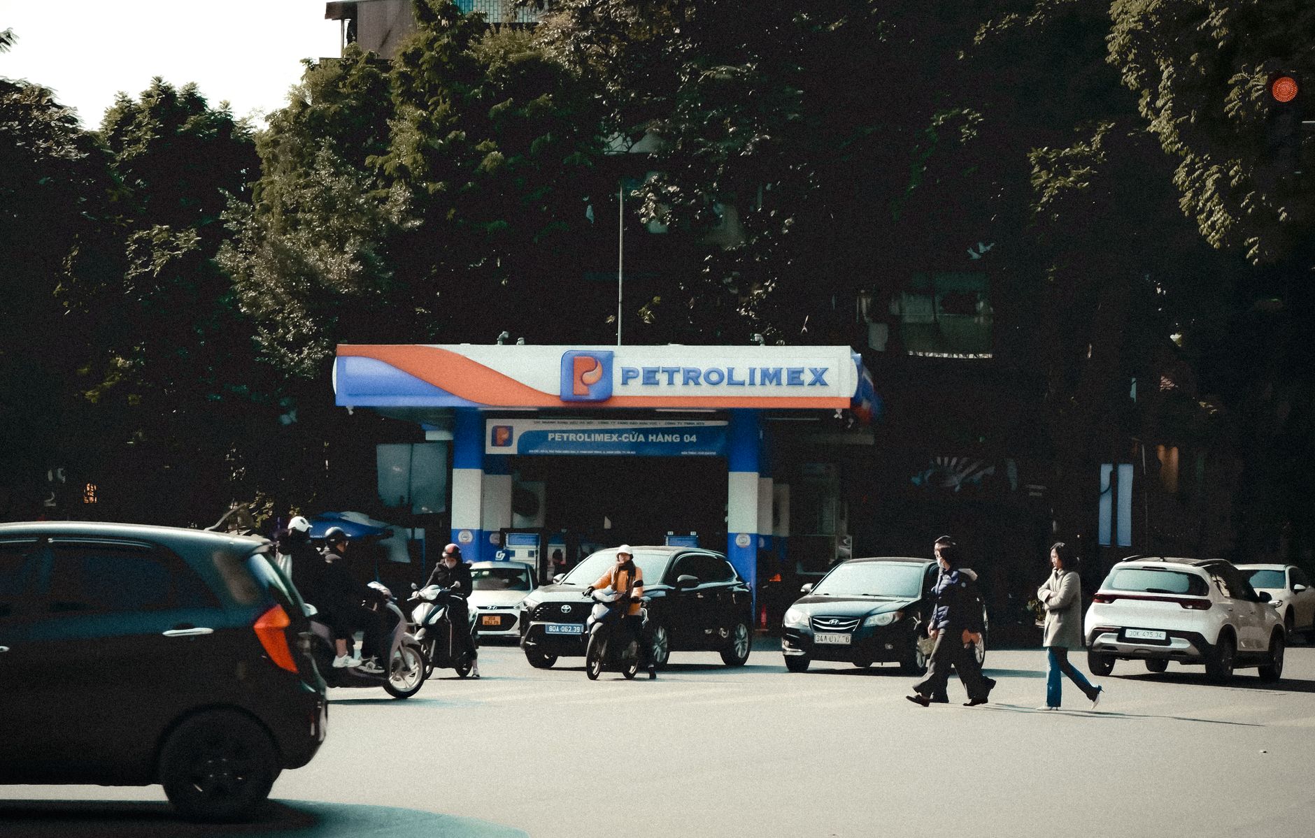 SUA lovesc un petrolier iranian cu 4 rachete lângă insula Kharg
