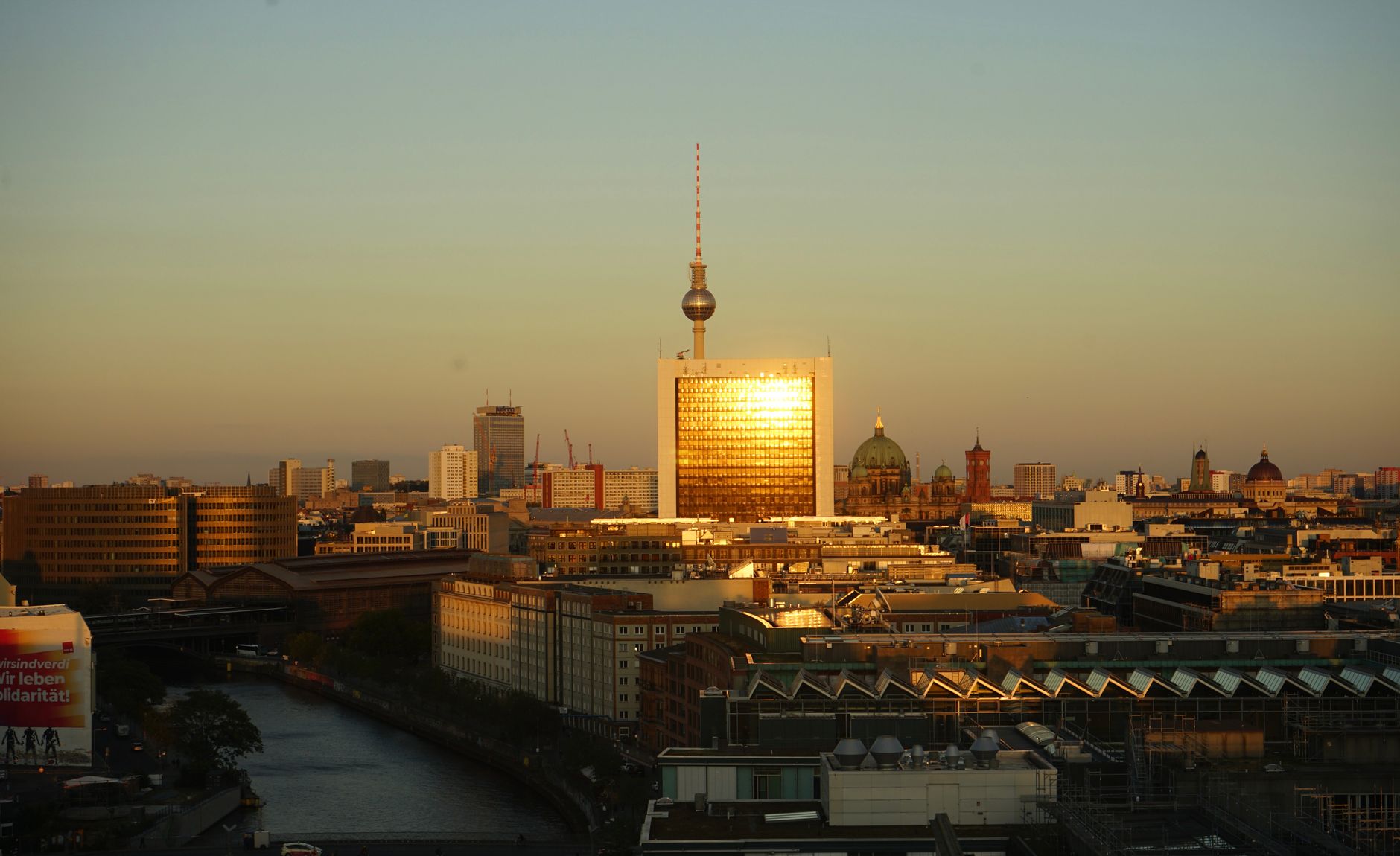 Berlin: hackeri publică 5,7 TB de date sensibile după refuzul plății