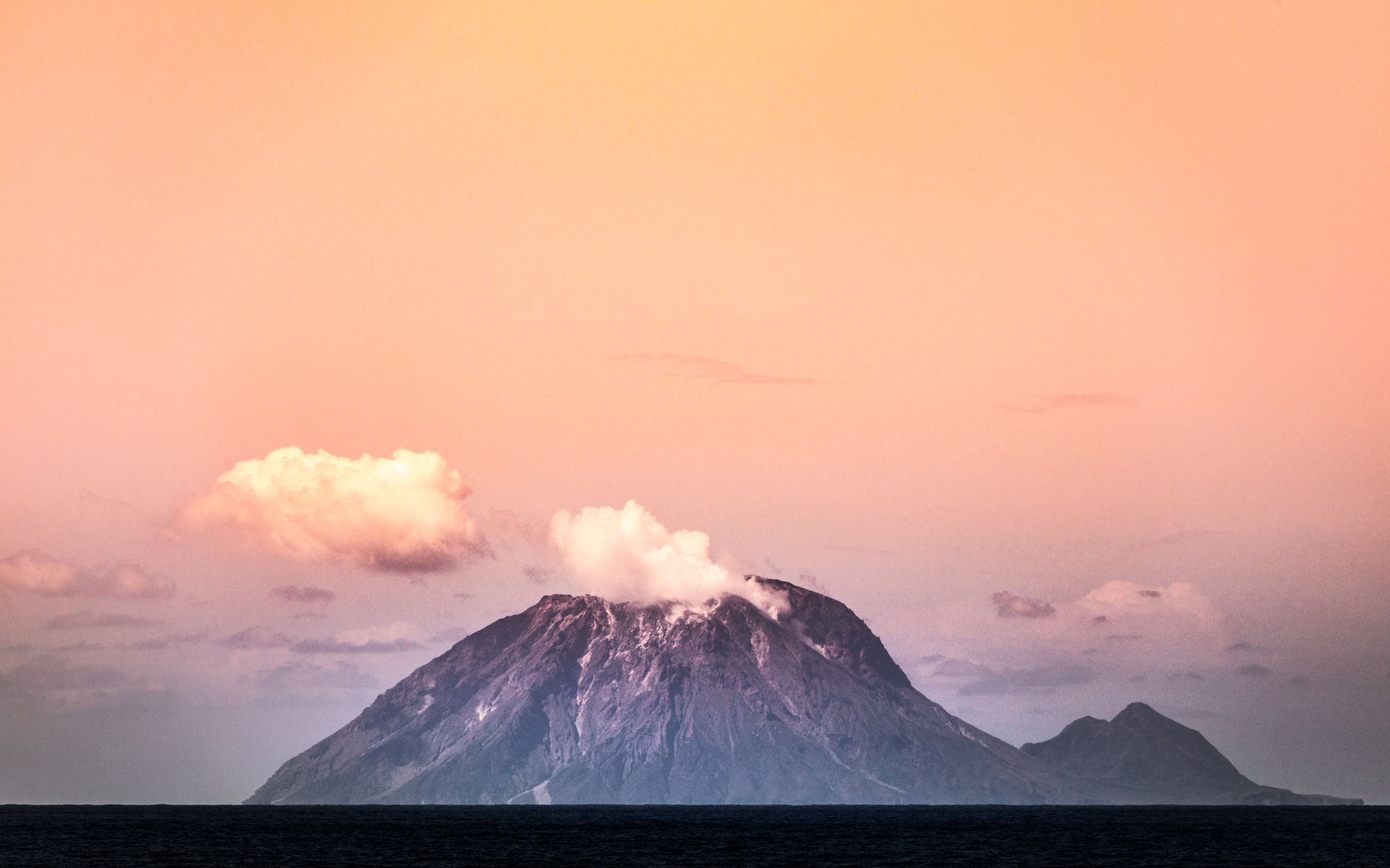 Anak Krakatau eruptează: șase aeroporturi din Indonezia, închise