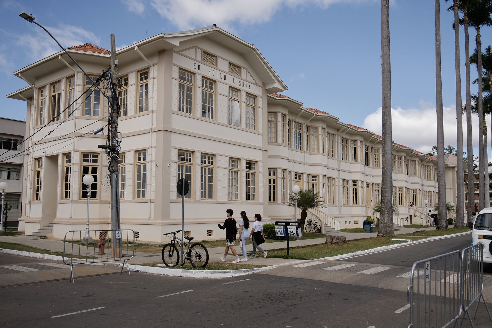 150.000 elevi de liceu încep fără manuale, 700 de școli în renovare