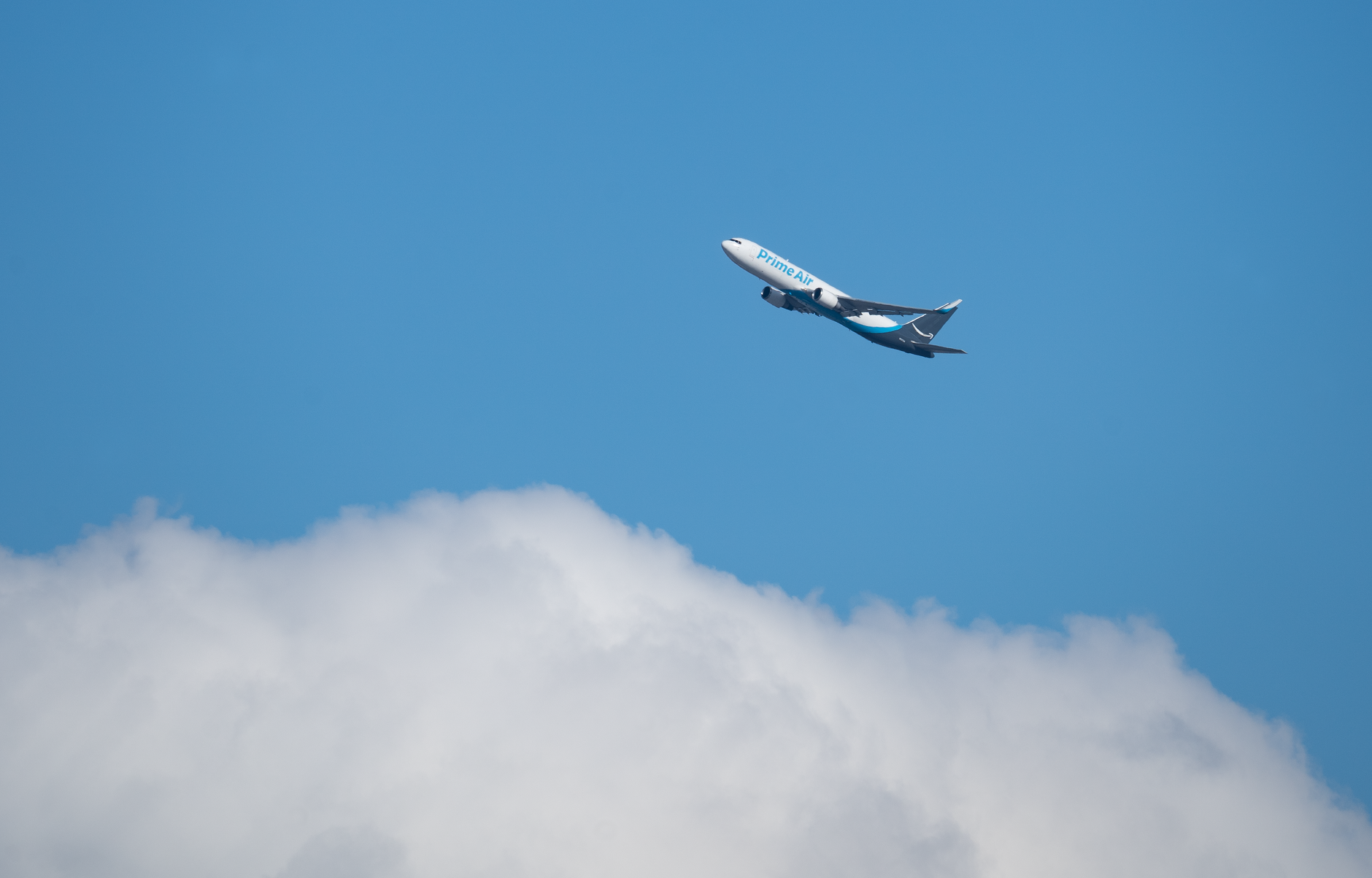 Avionul cargo Amazon ia foc la Miami: aeroport închis total