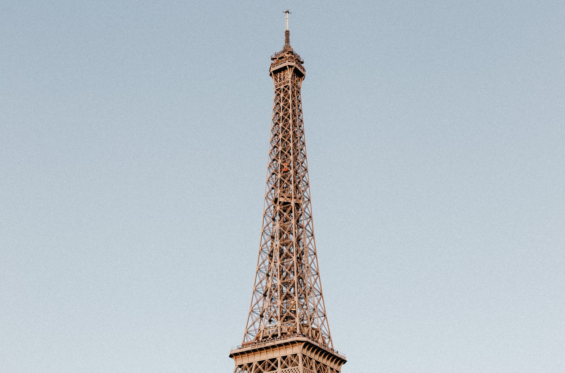 Grevă la Turnul Eiffel: angajatele excluse la cererea unui grup hindus