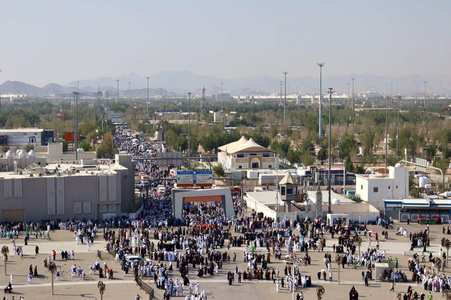 Houthi atacă Arabia Saudită: 73 răniți, instalații energetice arse